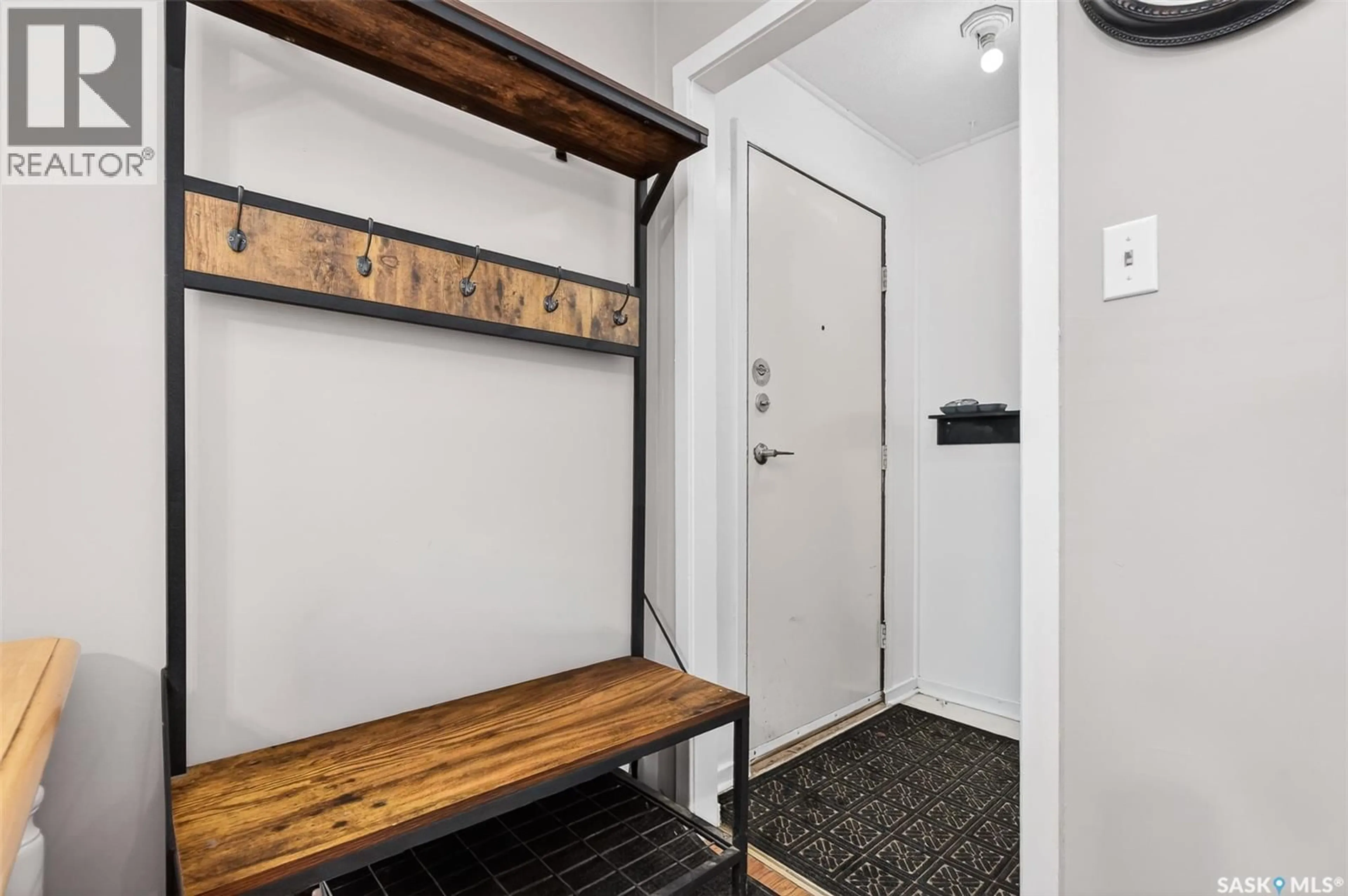 Indoor entryway for 515 COTEAU STREET, Moose Jaw Saskatchewan S6H5E3