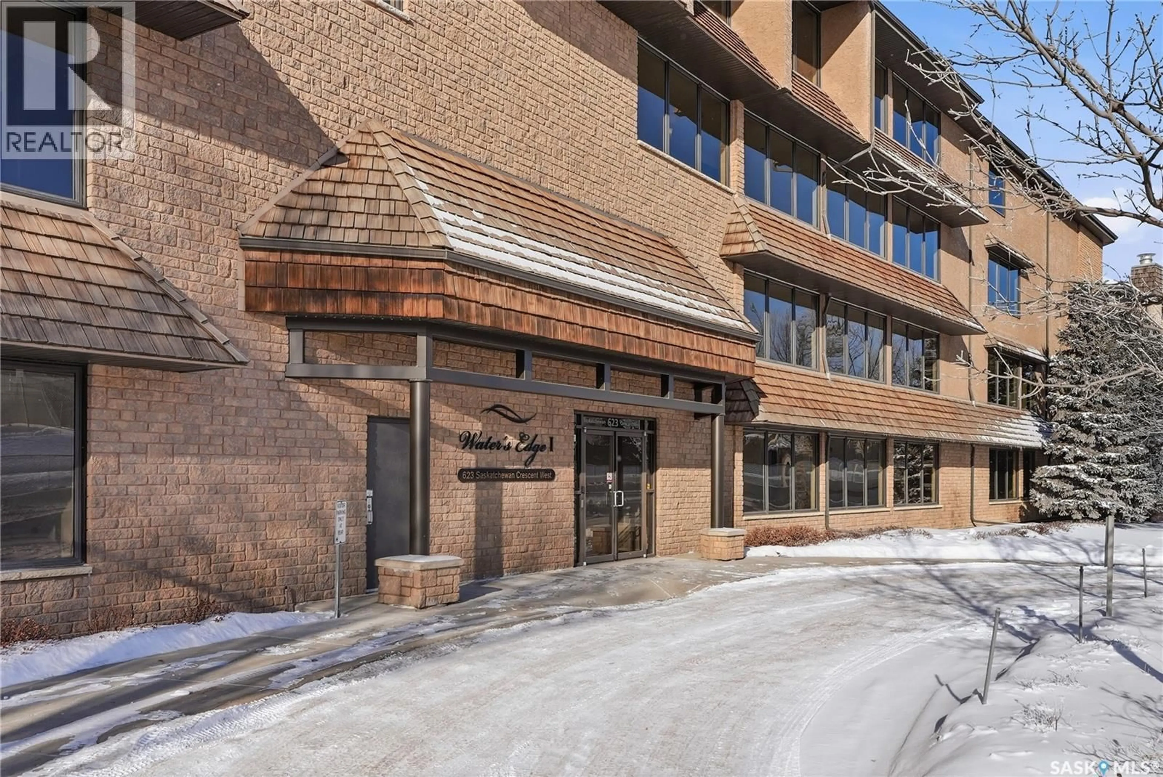 Indoor foyer for 239 623 SASKATCHEWAN CRESCENT, Saskatoon Saskatchewan S7M0A5