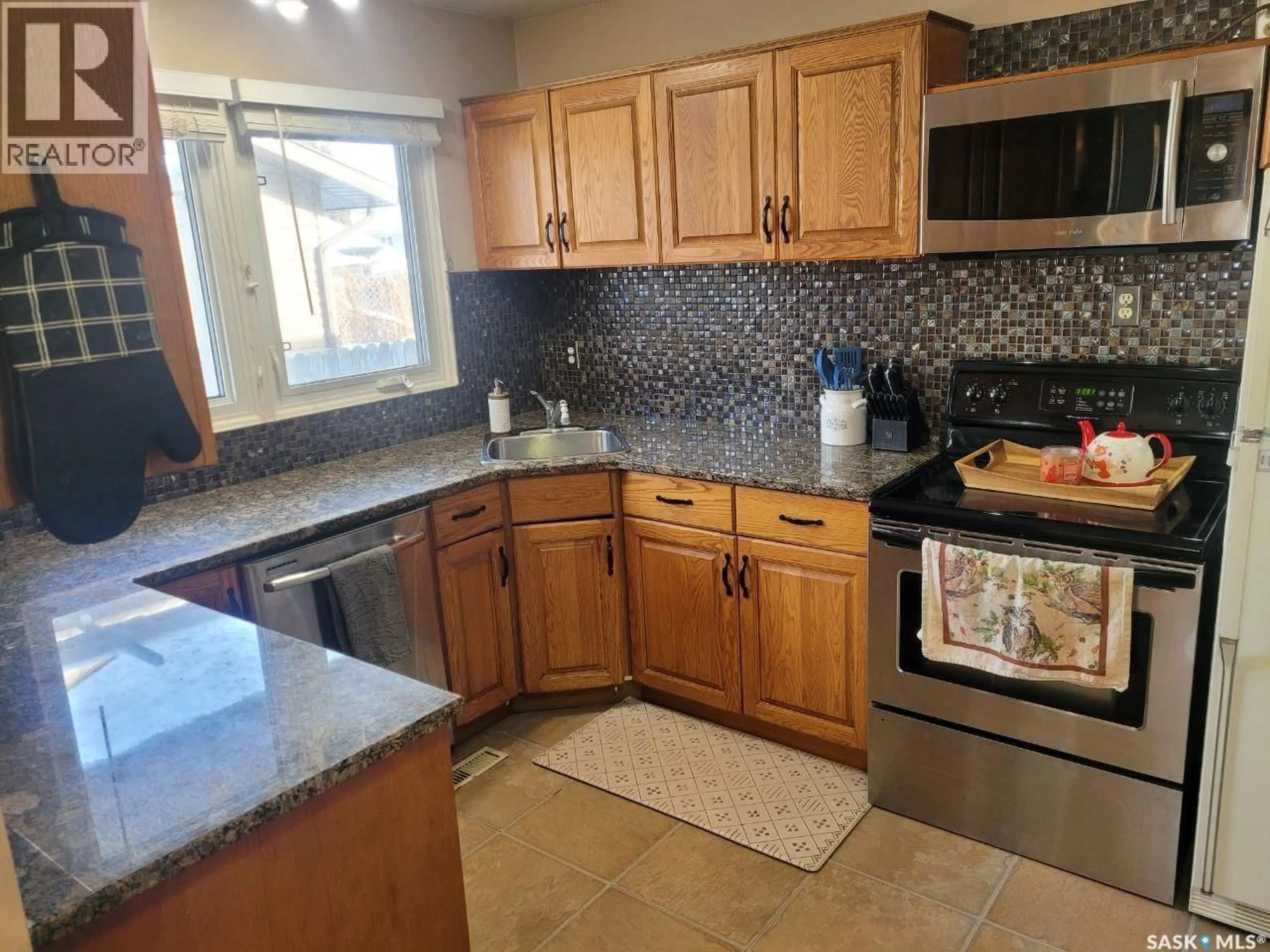 Standard kitchen, ceramic/tile floor for 118 O'NEIL CRESCENT, Saskatoon Saskatchewan S7N1W8