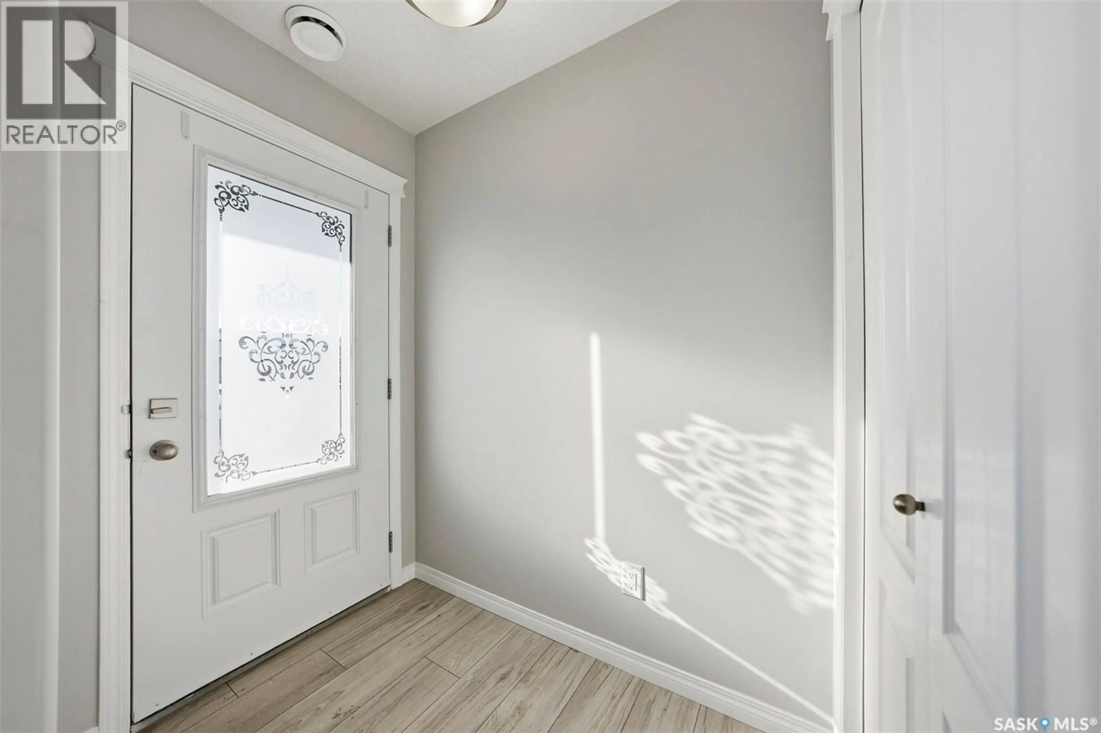 Indoor entryway for 512 103 KLASSEN CRESCENT, Saskatoon Saskatchewan S7R0J2