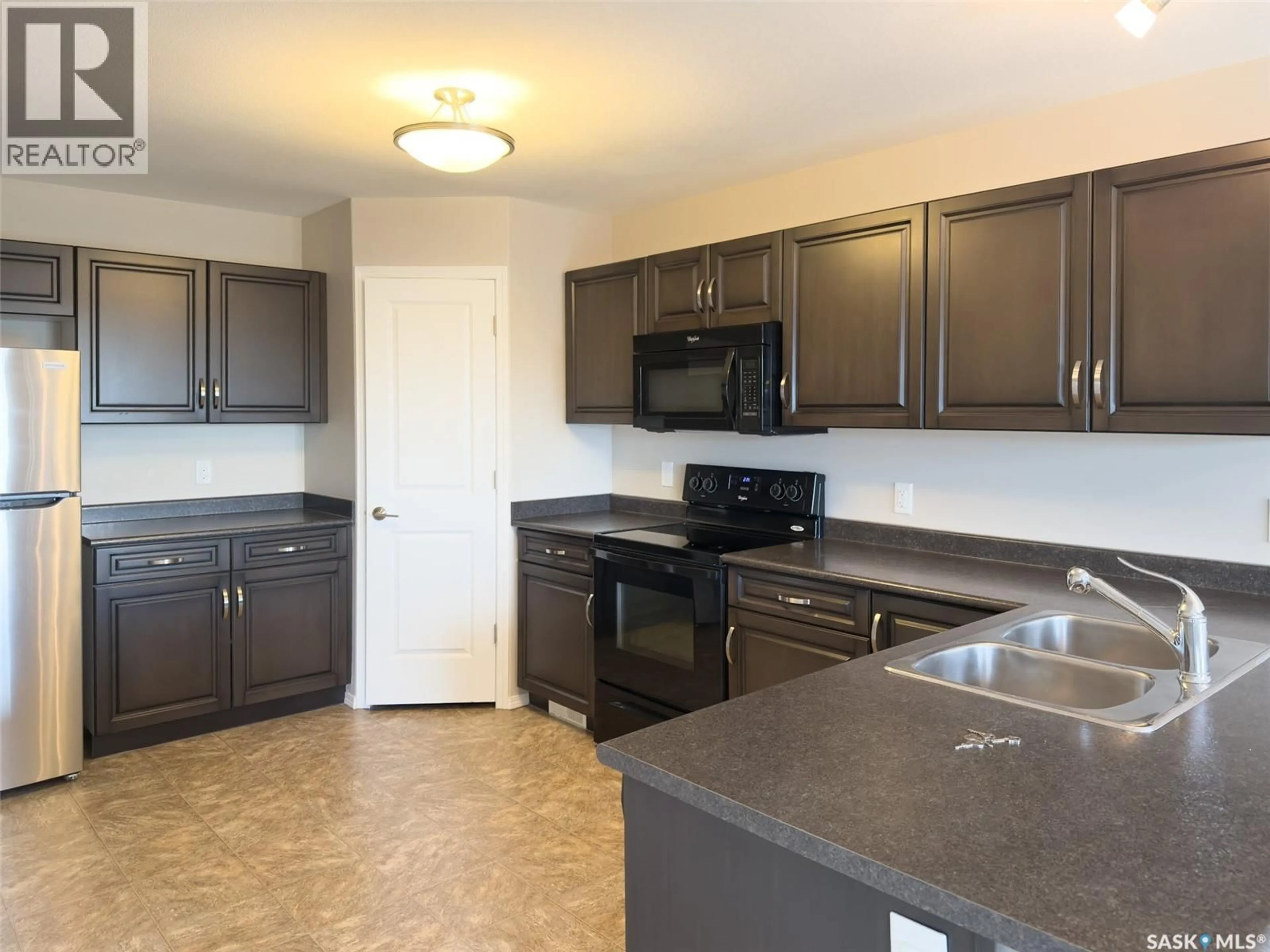 Standard kitchen, unknown for 100 - 329 CHAPARRAL BOULEVARD, Martensville Saskatchewan S0K0A2