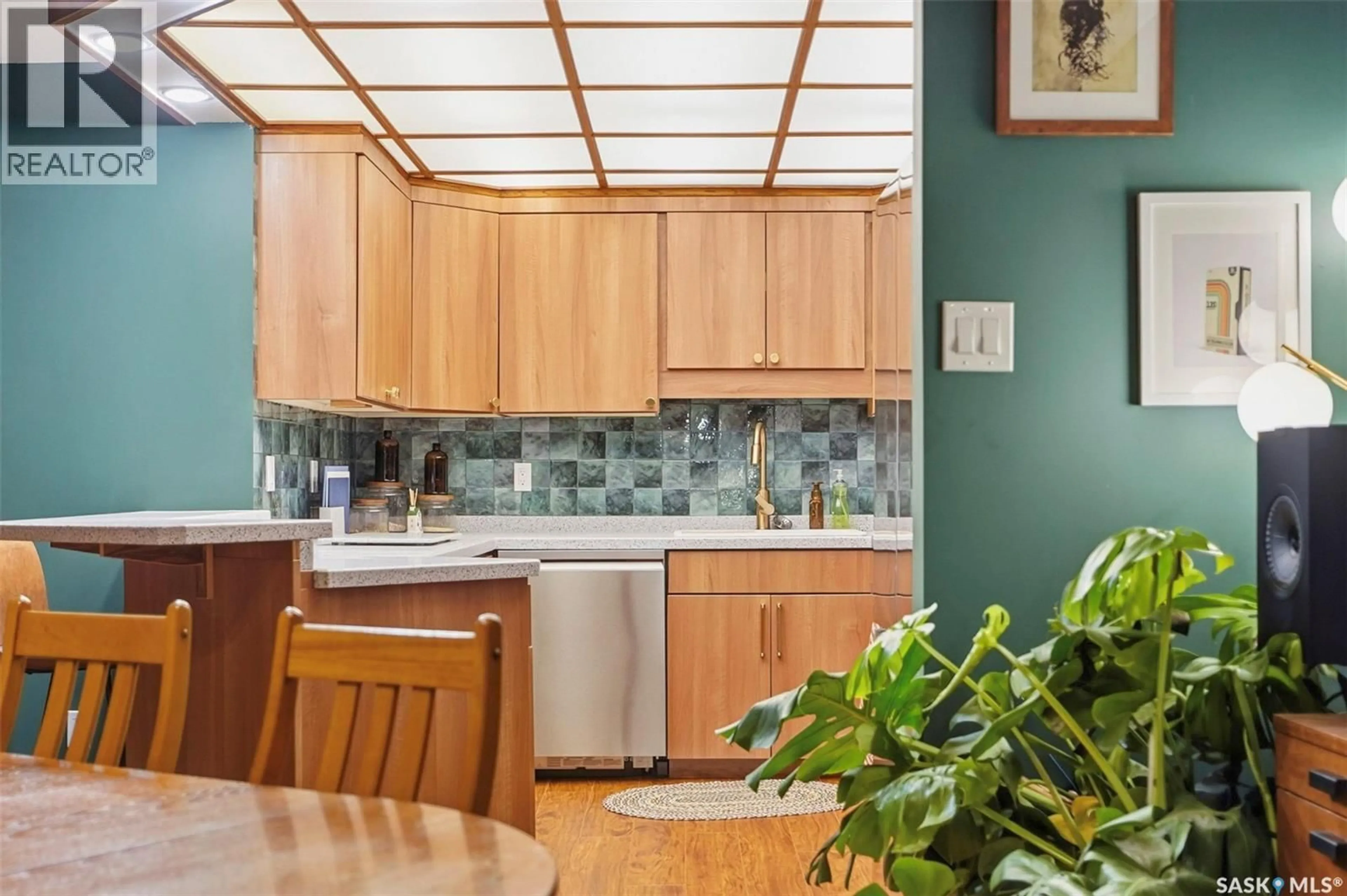 Standard kitchen, ceramic/tile floor for 101 222 SASKATCHEWAN CRESCENT, Saskatoon Saskatchewan S7N0K6