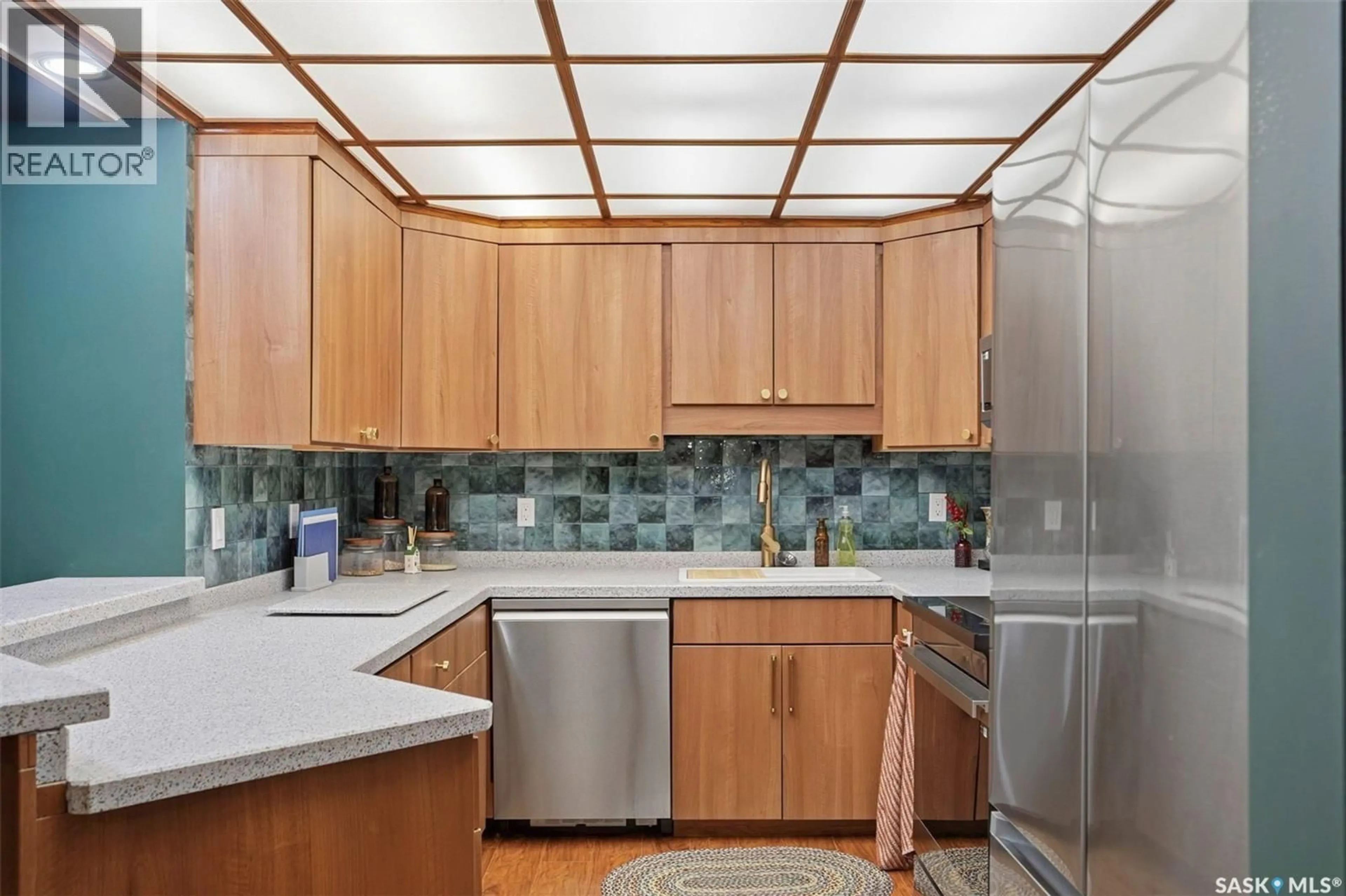 Standard kitchen, unknown for 101 222 SASKATCHEWAN CRESCENT, Saskatoon Saskatchewan S7N0K6