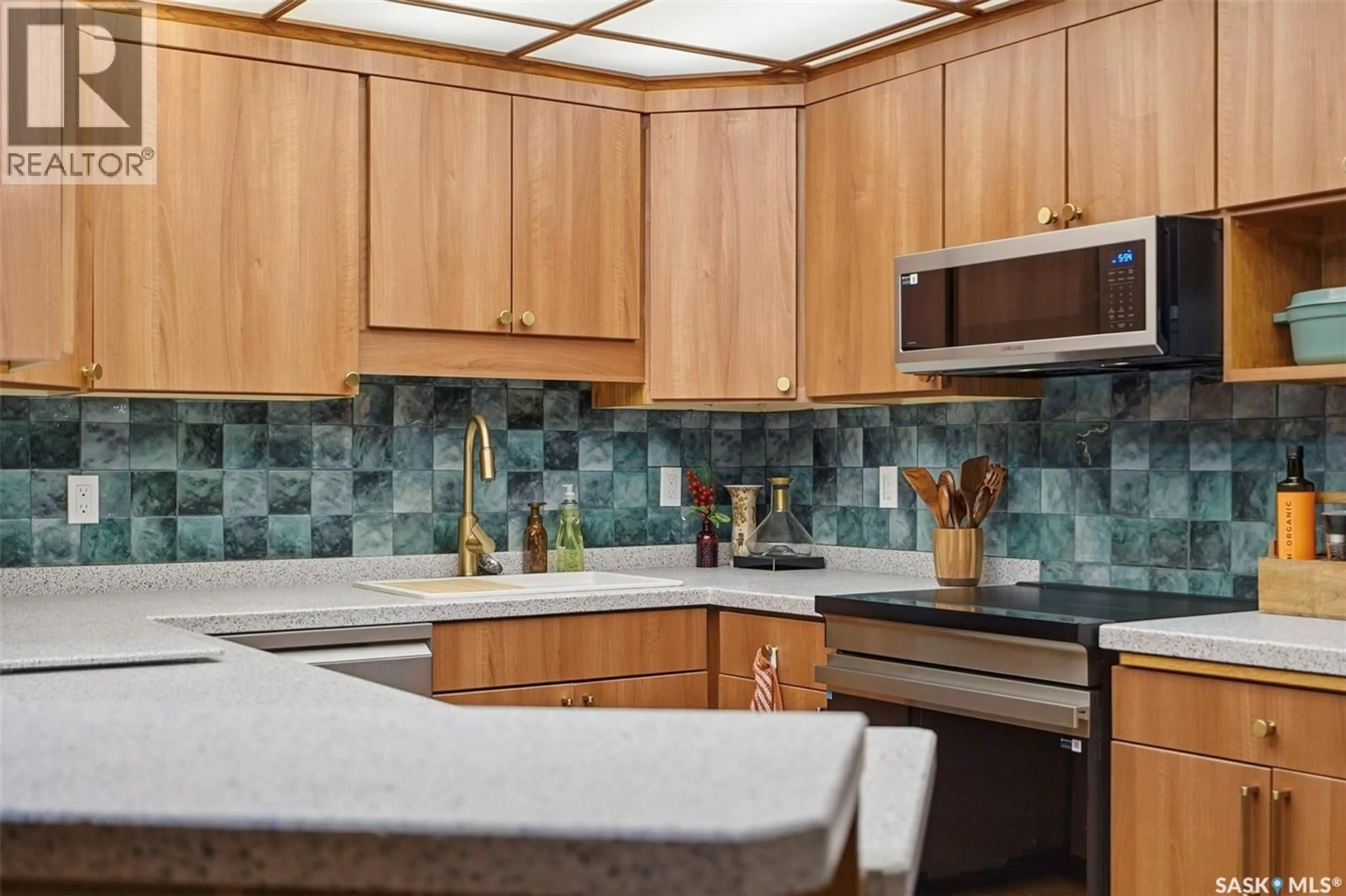 Standard kitchen, ceramic/tile floor for 101 222 SASKATCHEWAN CRESCENT, Saskatoon Saskatchewan S7N0K6