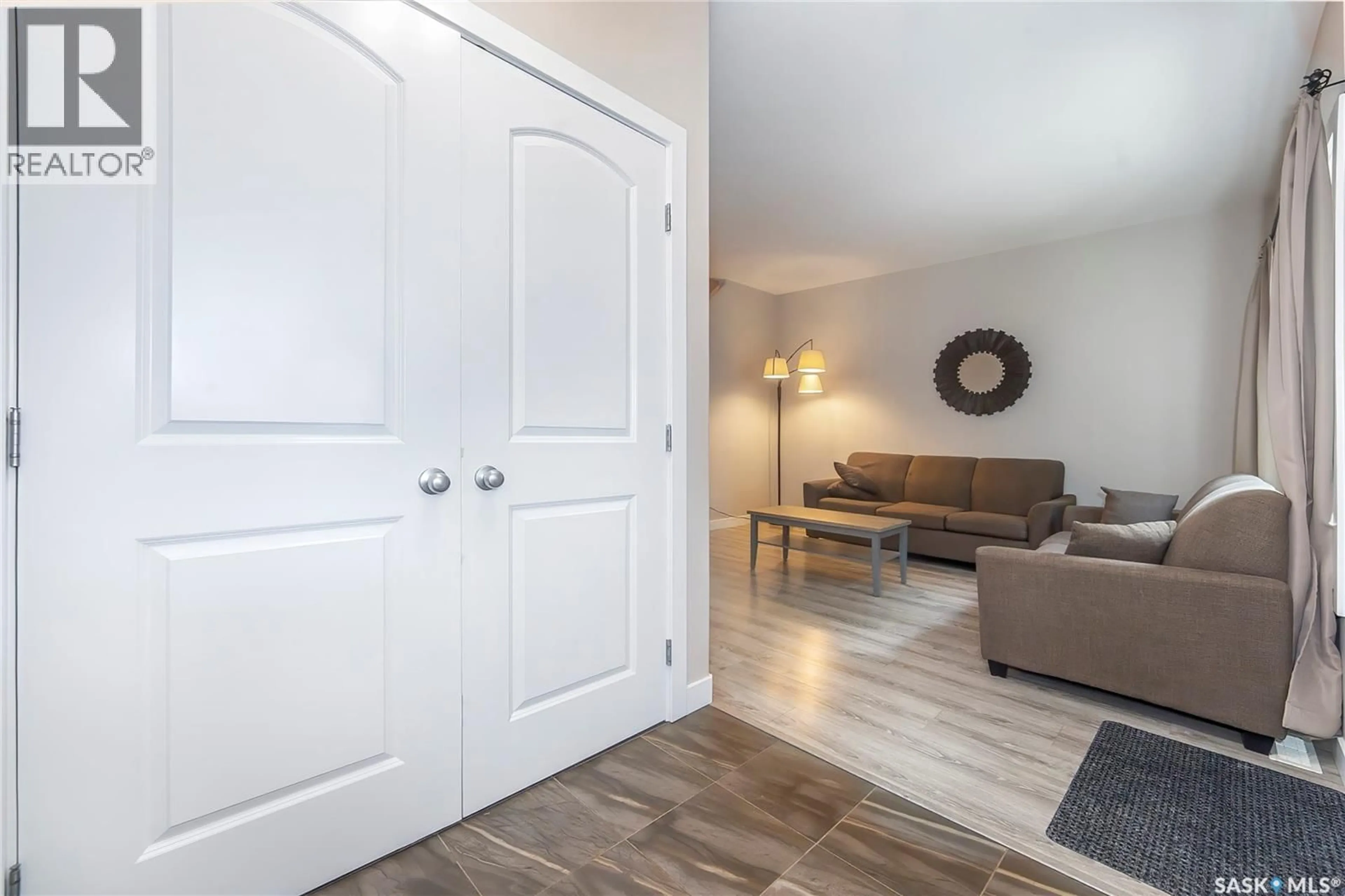 Indoor entryway for 1320 B AVENUE, Saskatoon Saskatchewan S7L1G5