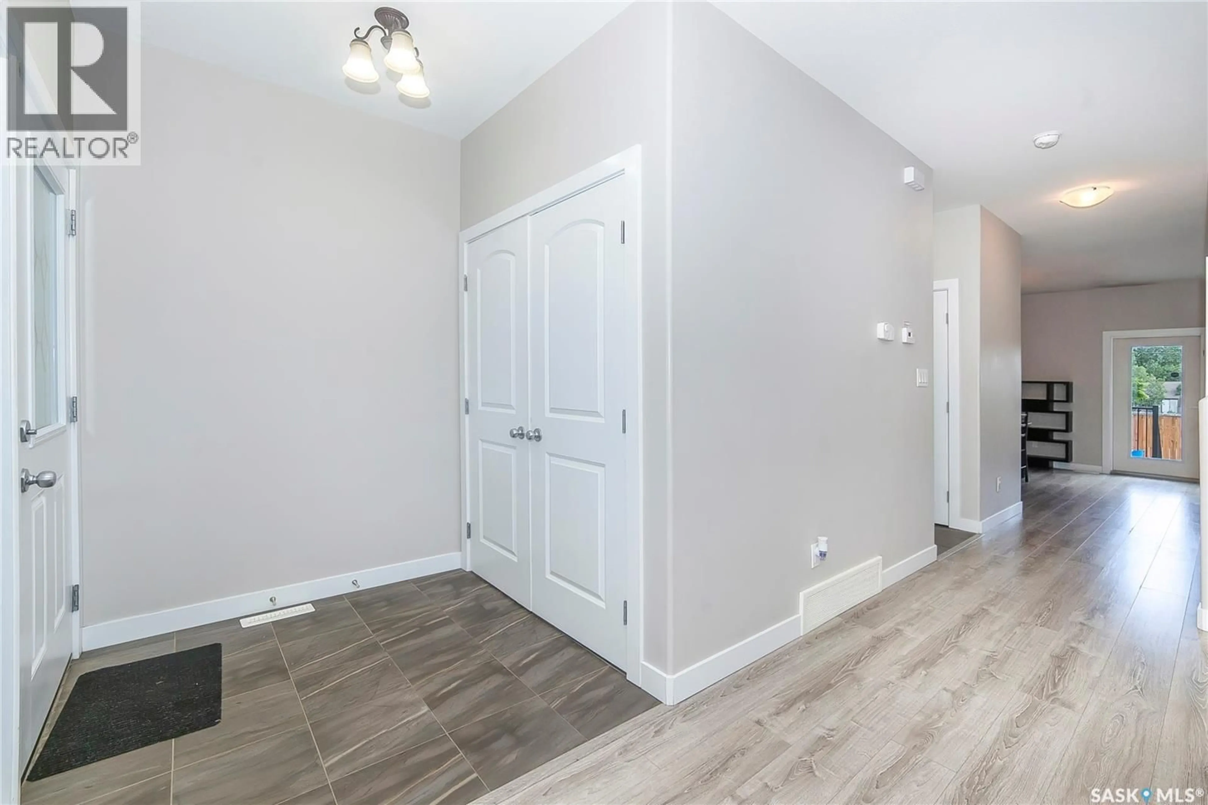 Indoor entryway for 1320 B AVENUE, Saskatoon Saskatchewan S7L1G5