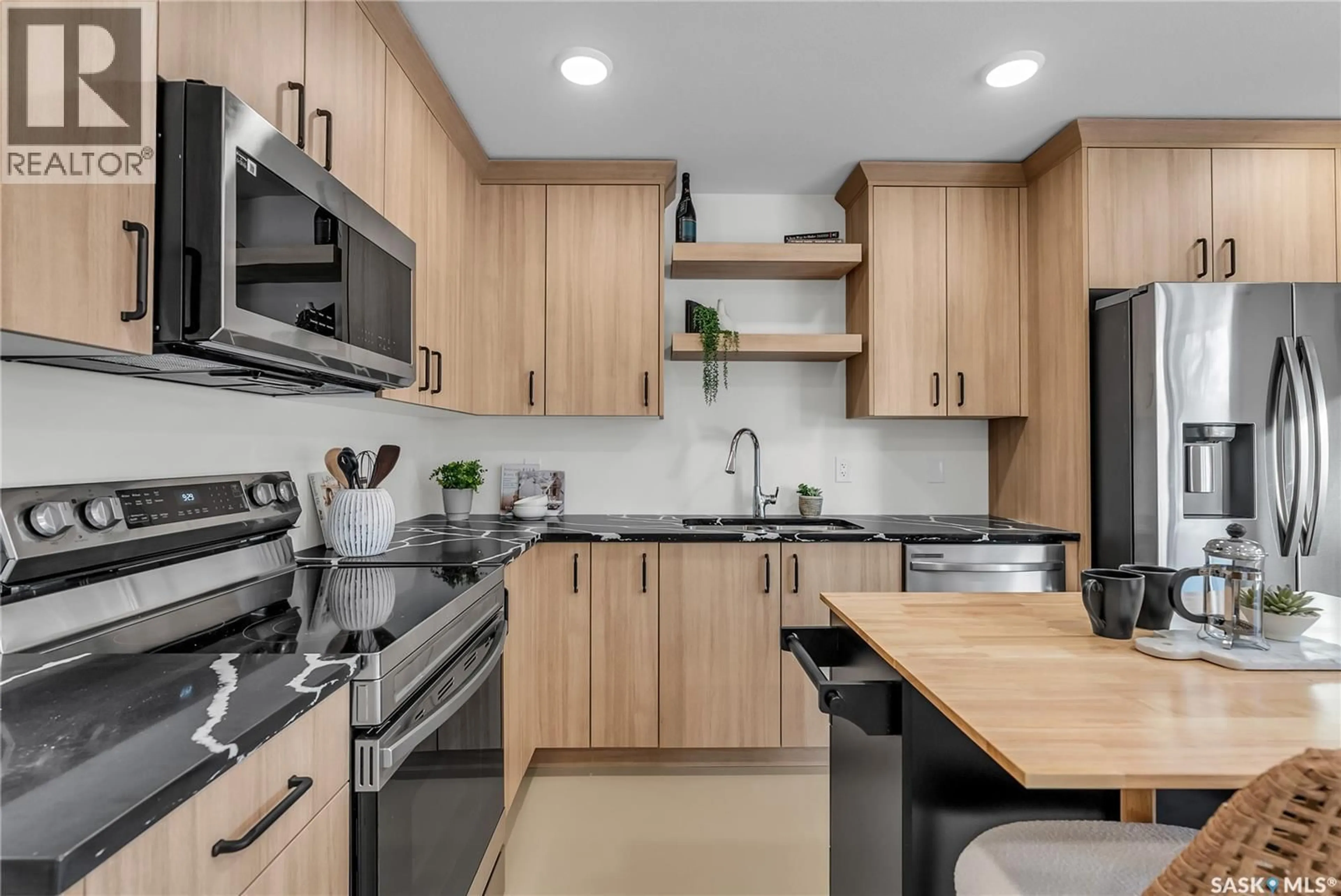 Standard kitchen, unknown for 206 F AVENUE, Saskatoon Saskatchewan S7L1W1