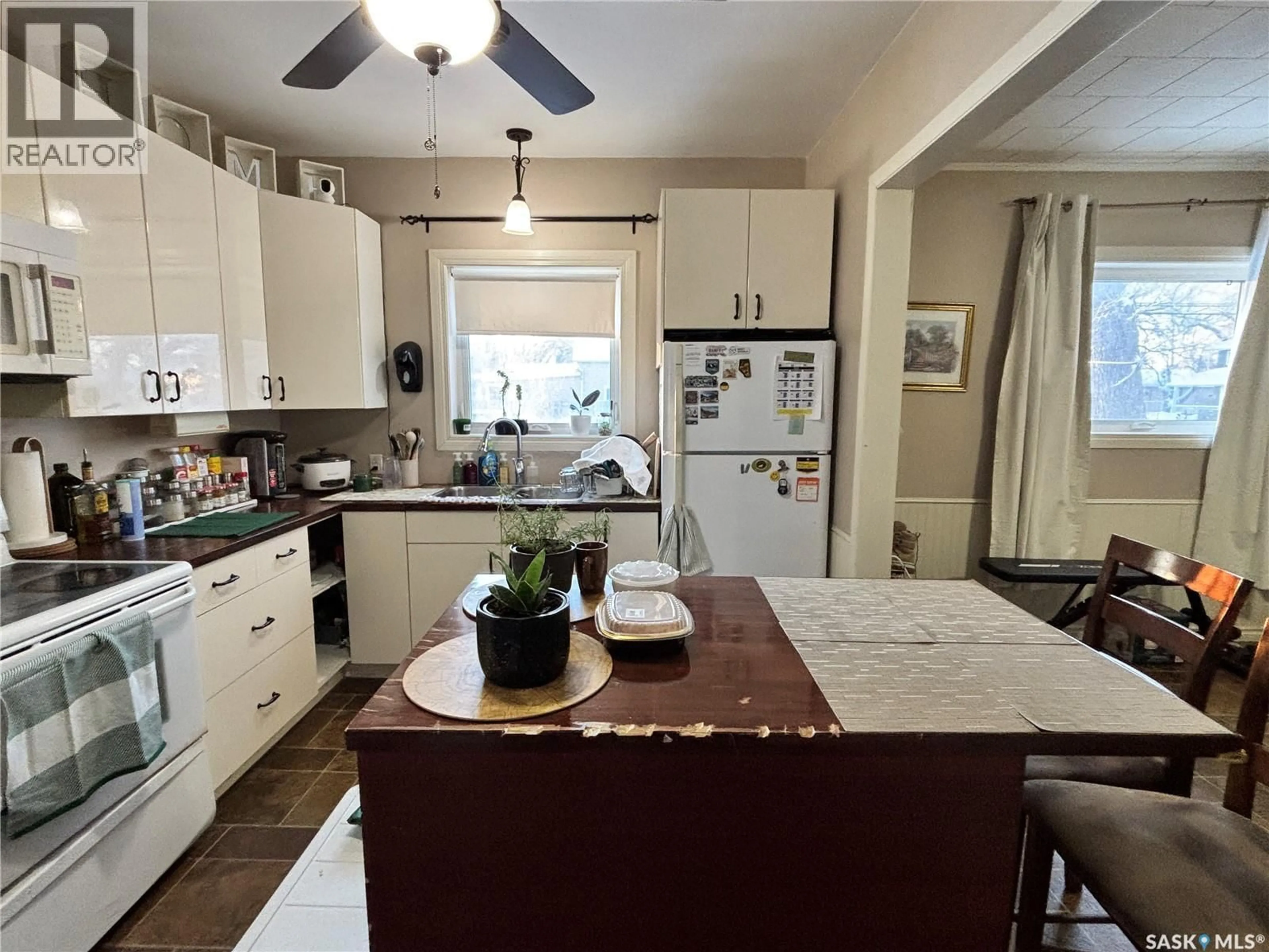 Open concept kitchen, unknown for 902 9TH STREET, Humboldt Saskatchewan S0K2A0