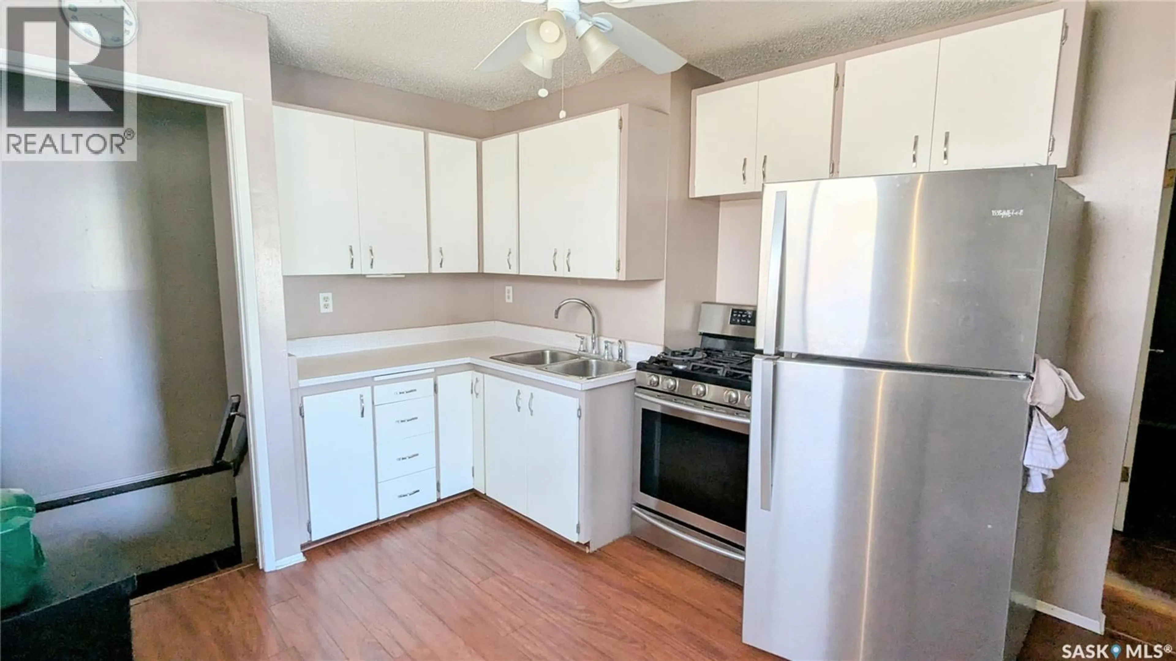 Standard kitchen, unknown for 147 ROSS CRESCENT, Saskatoon Saskatchewan S7L4B4