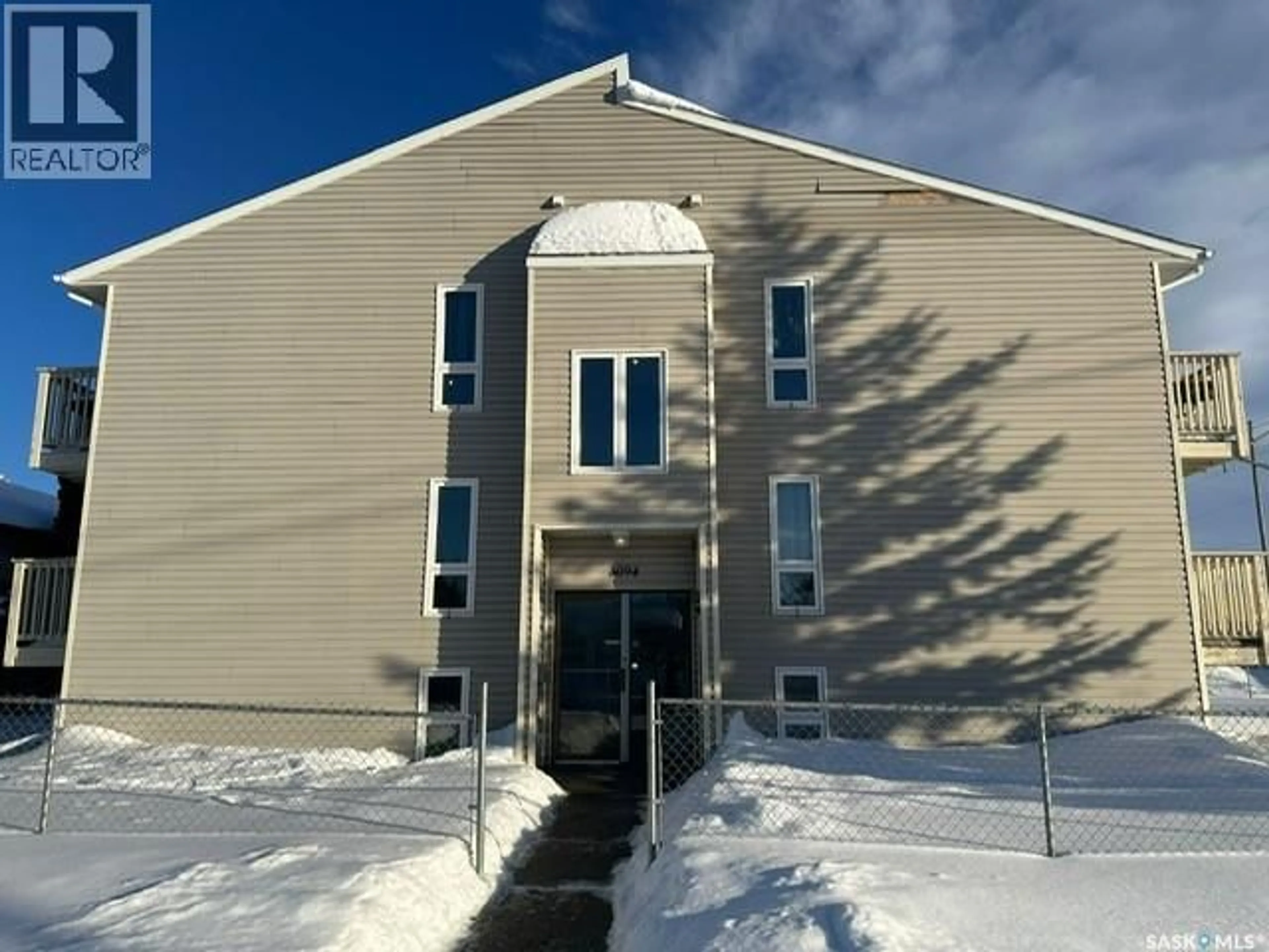 Indoor foyer for 201 - 3094 5TH AVENUE, Prince Albert Saskatchewan S6V6Z9