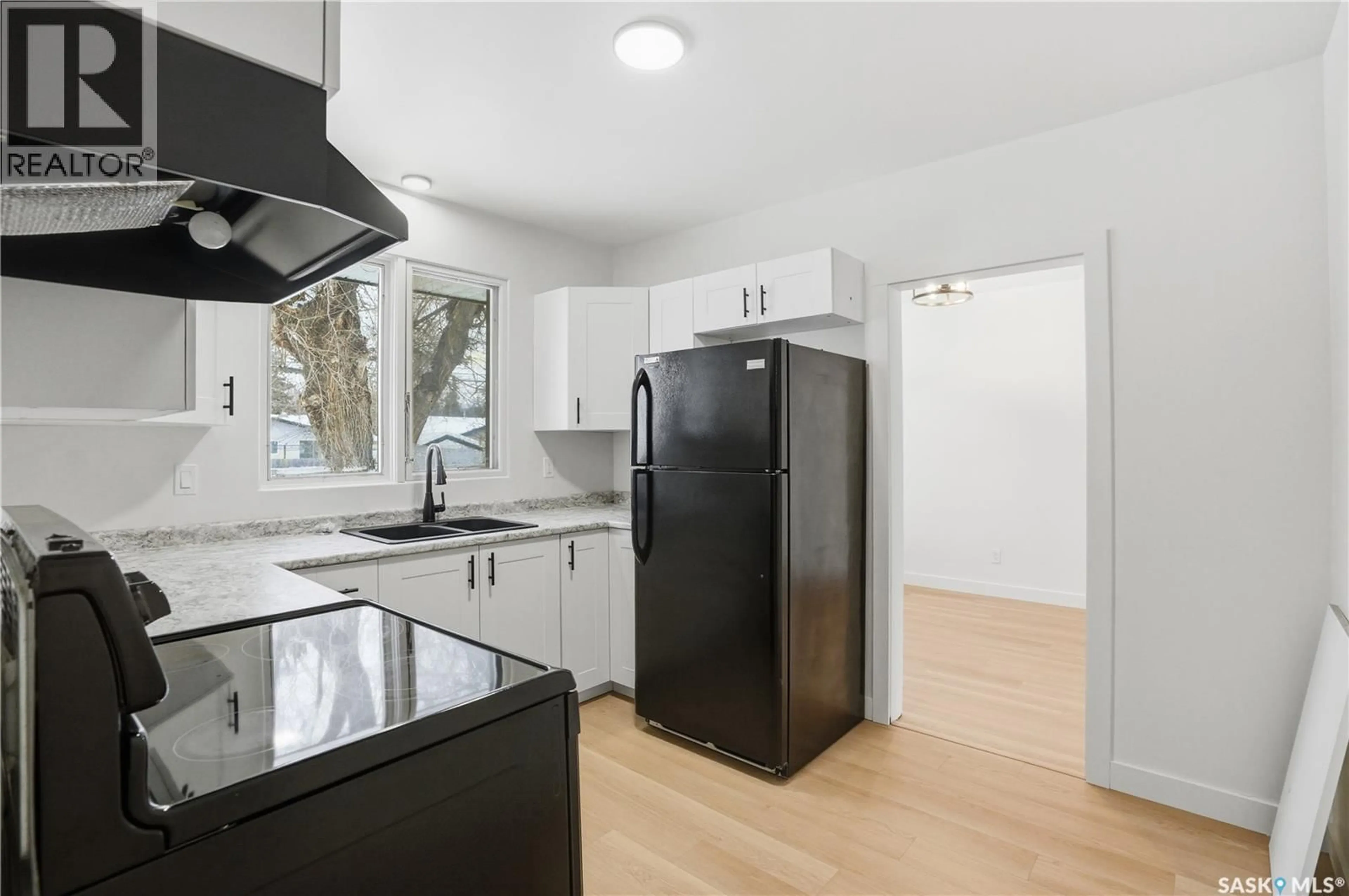 Standard kitchen, unknown for 1910 EWART AVENUE, Saskatoon Saskatchewan S7J1X7