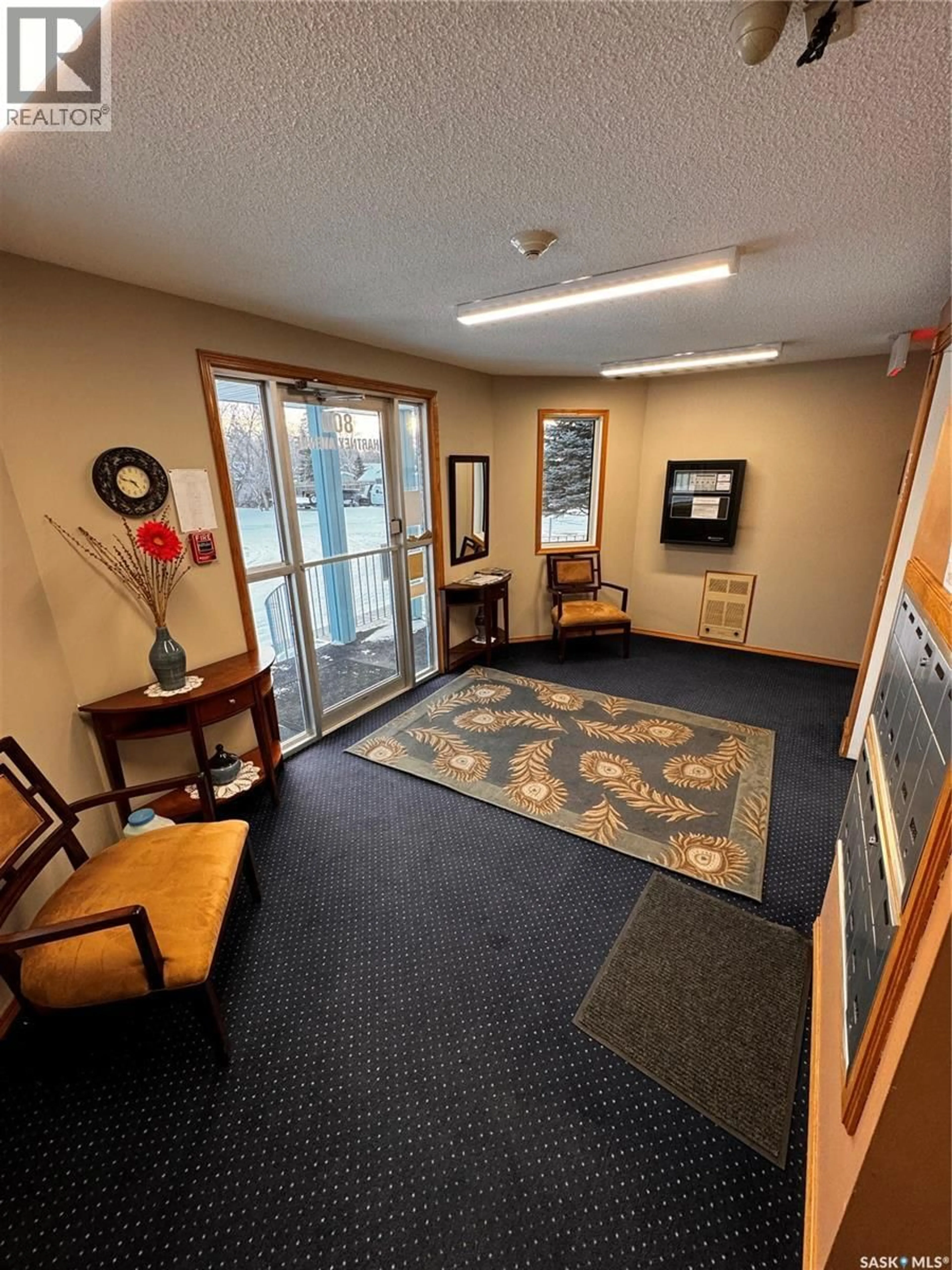 Indoor foyer for 304 800 HARTNEY PLACE, Weyburn Saskatchewan S4H0L8