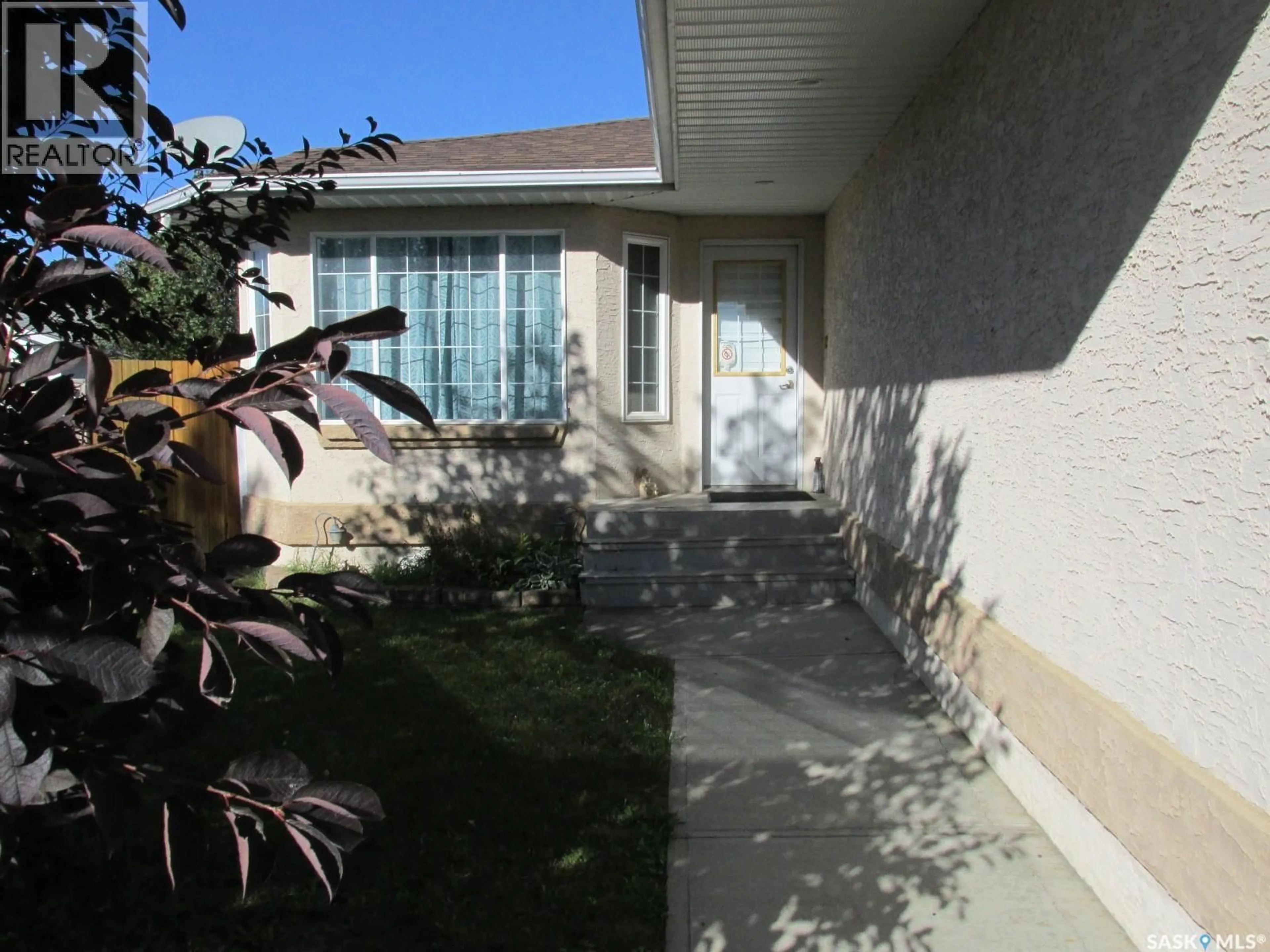 Patio, street for 613 9TH AVENUE, Nipawin Saskatchewan S0E1E0