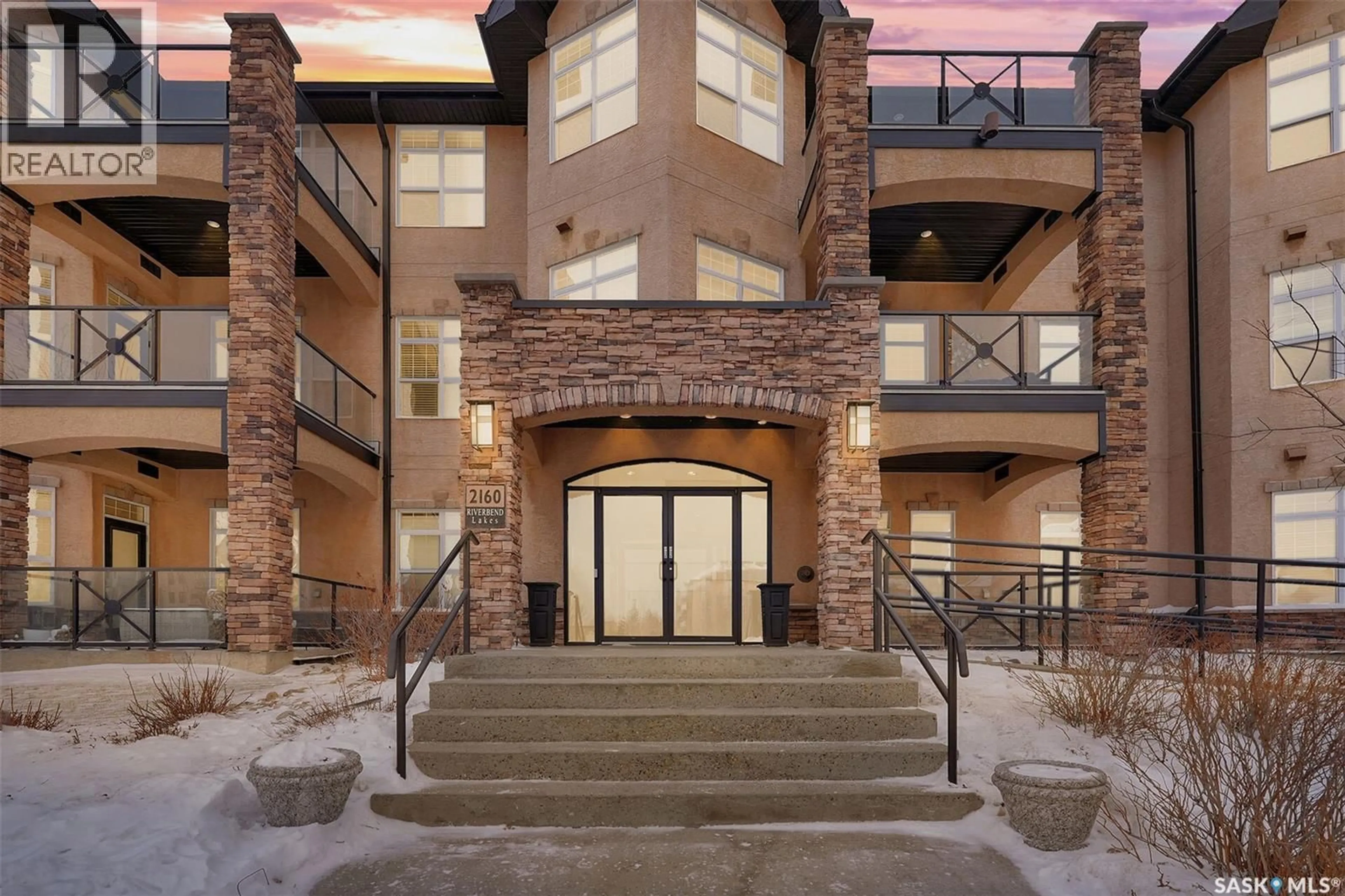 Indoor foyer for 301 2160 HESELTINE ROAD, Regina Saskatchewan S4V1L2