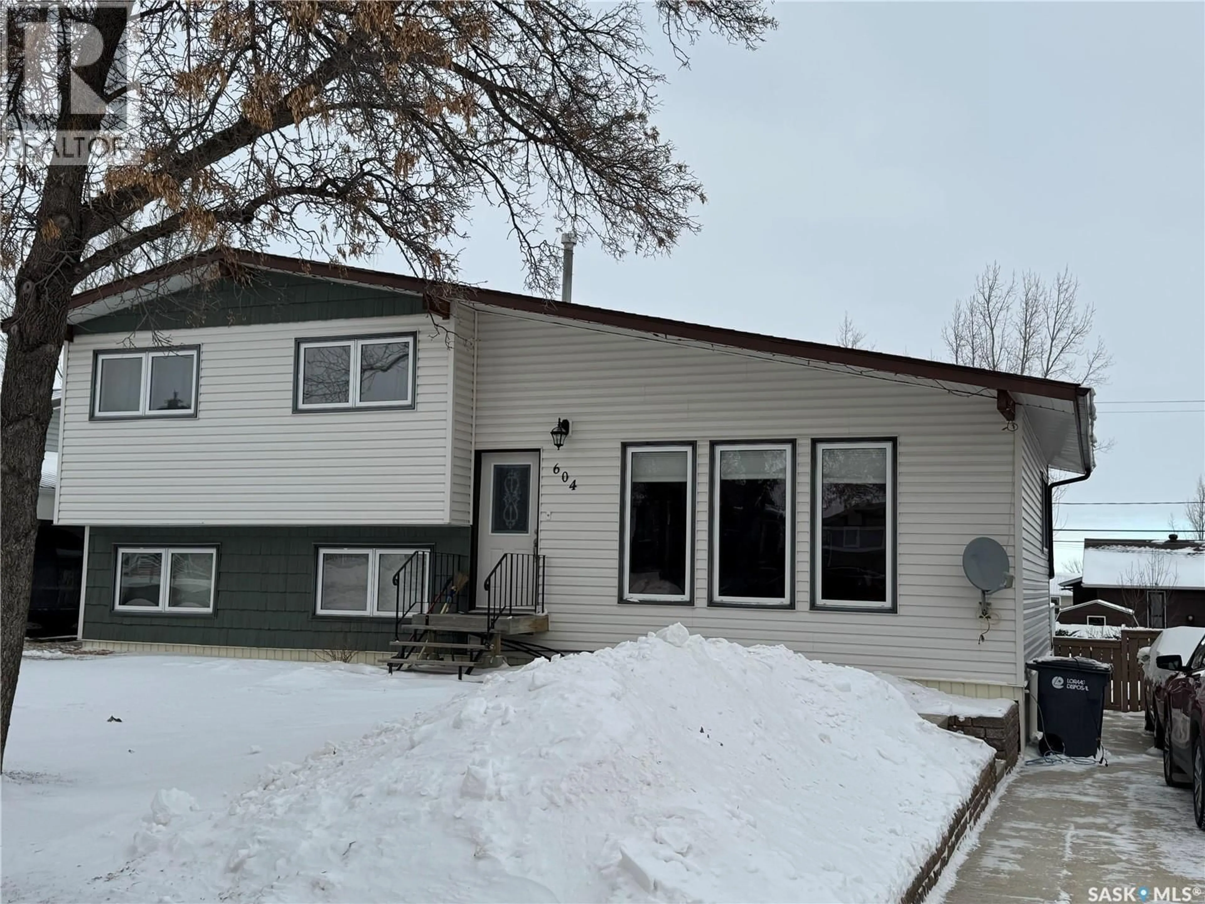 Home with vinyl exterior material, street for 604 5TH AVENUE, Assiniboia Saskatchewan S0H0B0