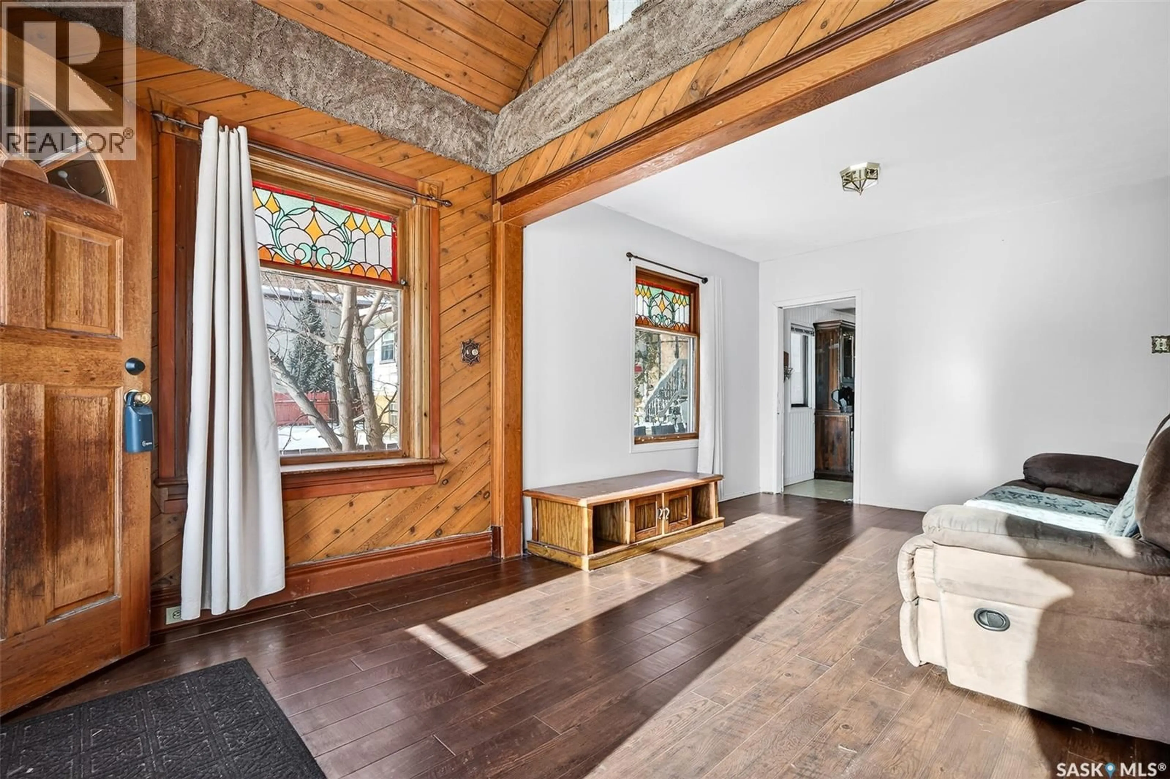 Indoor entryway for 528 OMINICA STREET, Moose Jaw Saskatchewan S6H0H3