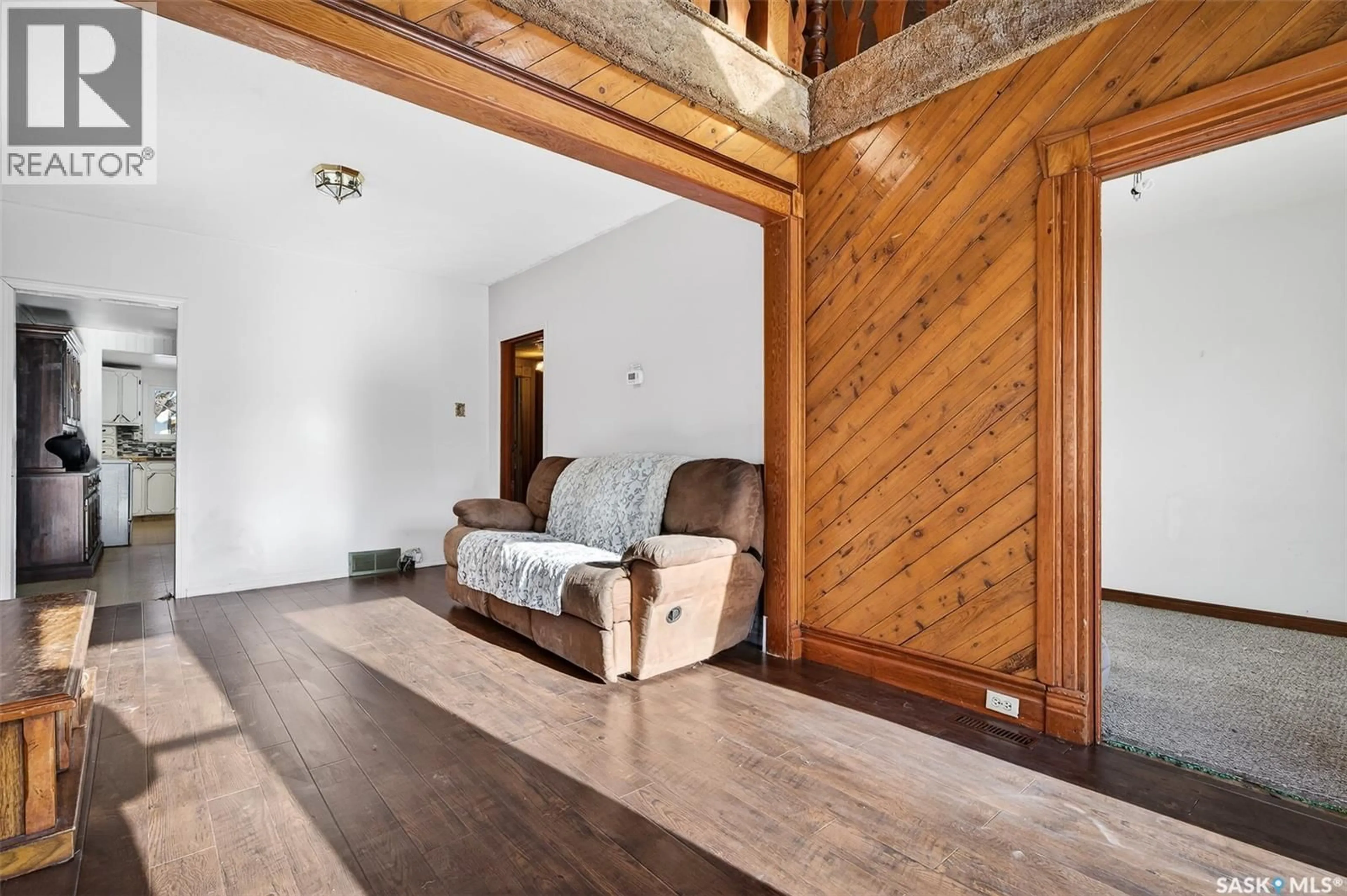 Indoor foyer for 528 OMINICA STREET, Moose Jaw Saskatchewan S6H0H3