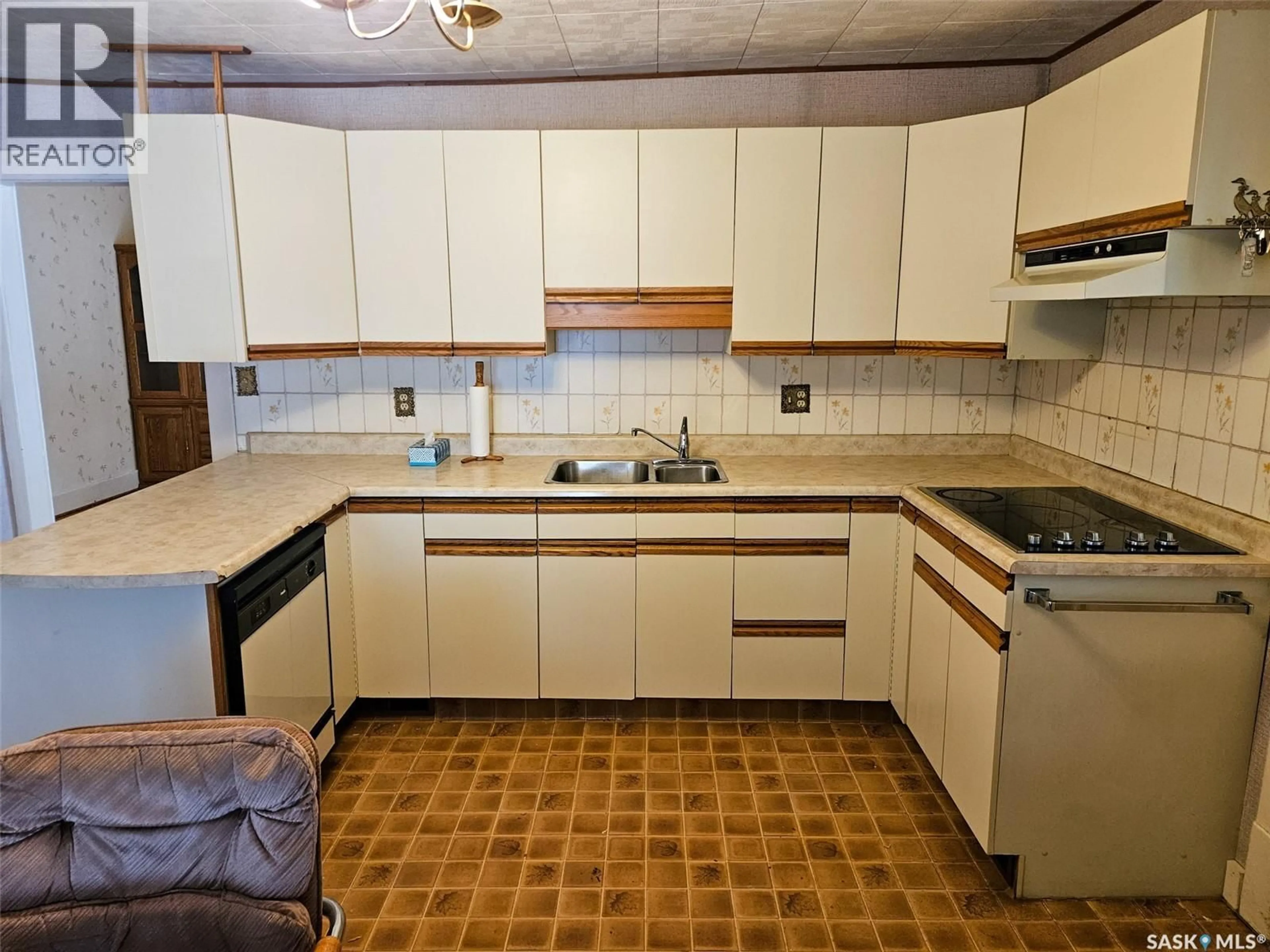 Standard kitchen, unknown for 404 BROWNLEE STREET, Herbert Saskatchewan S0H2A0