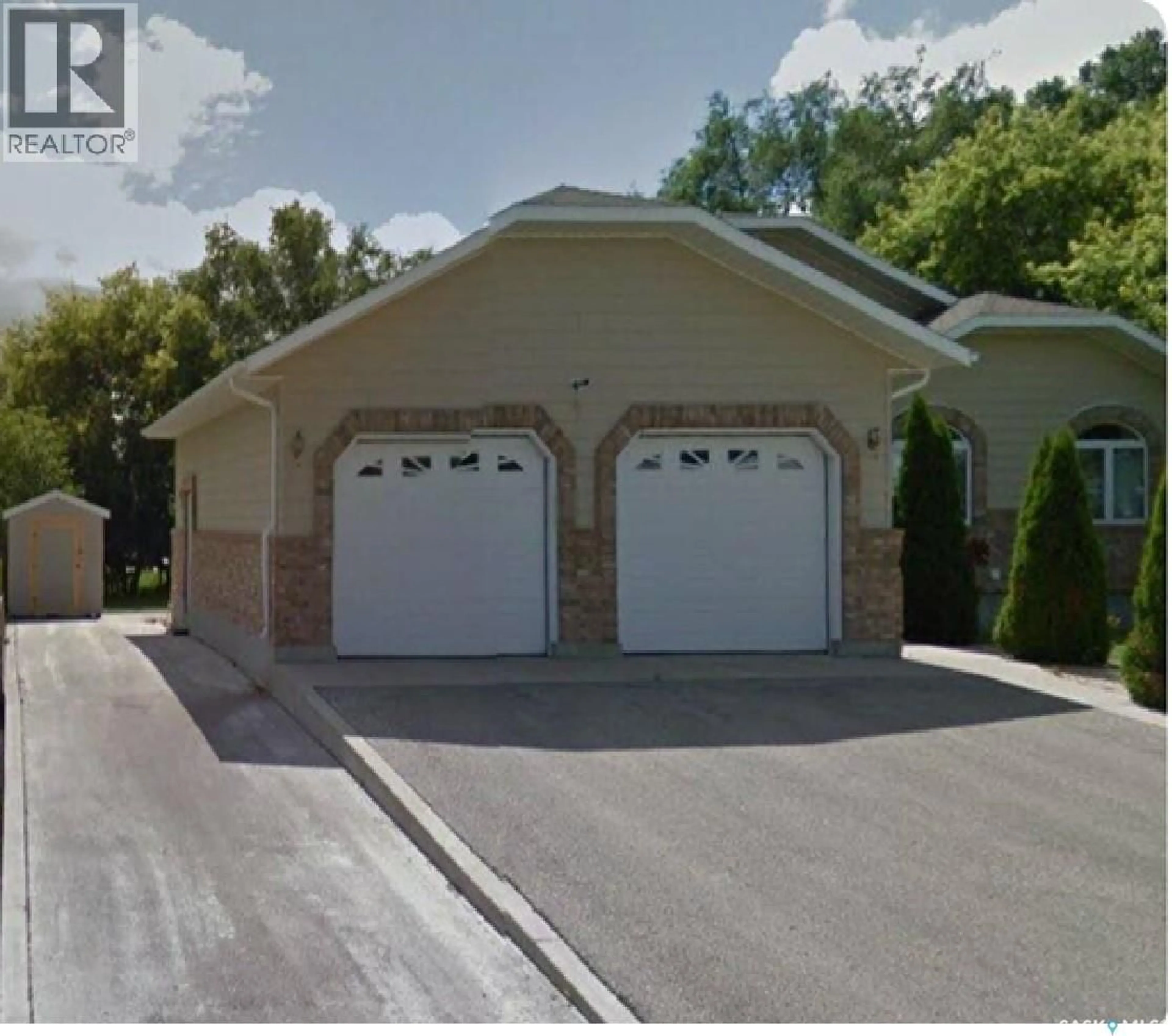 Indoor garage for 833 PETERS AVENUE, Oxbow Saskatchewan S0C2B0