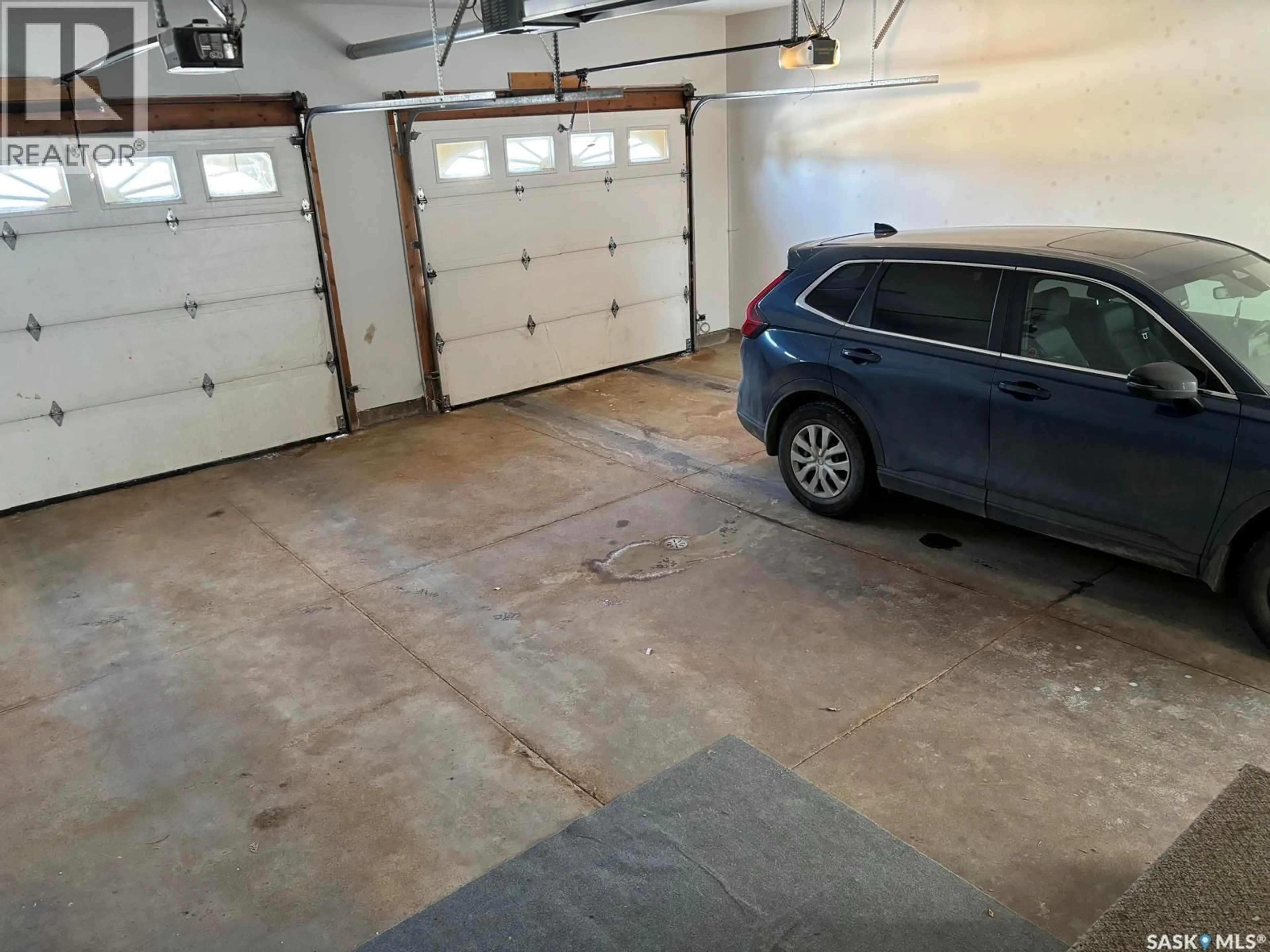 Indoor garage for 833 PETERS AVENUE, Oxbow Saskatchewan S0C2B0