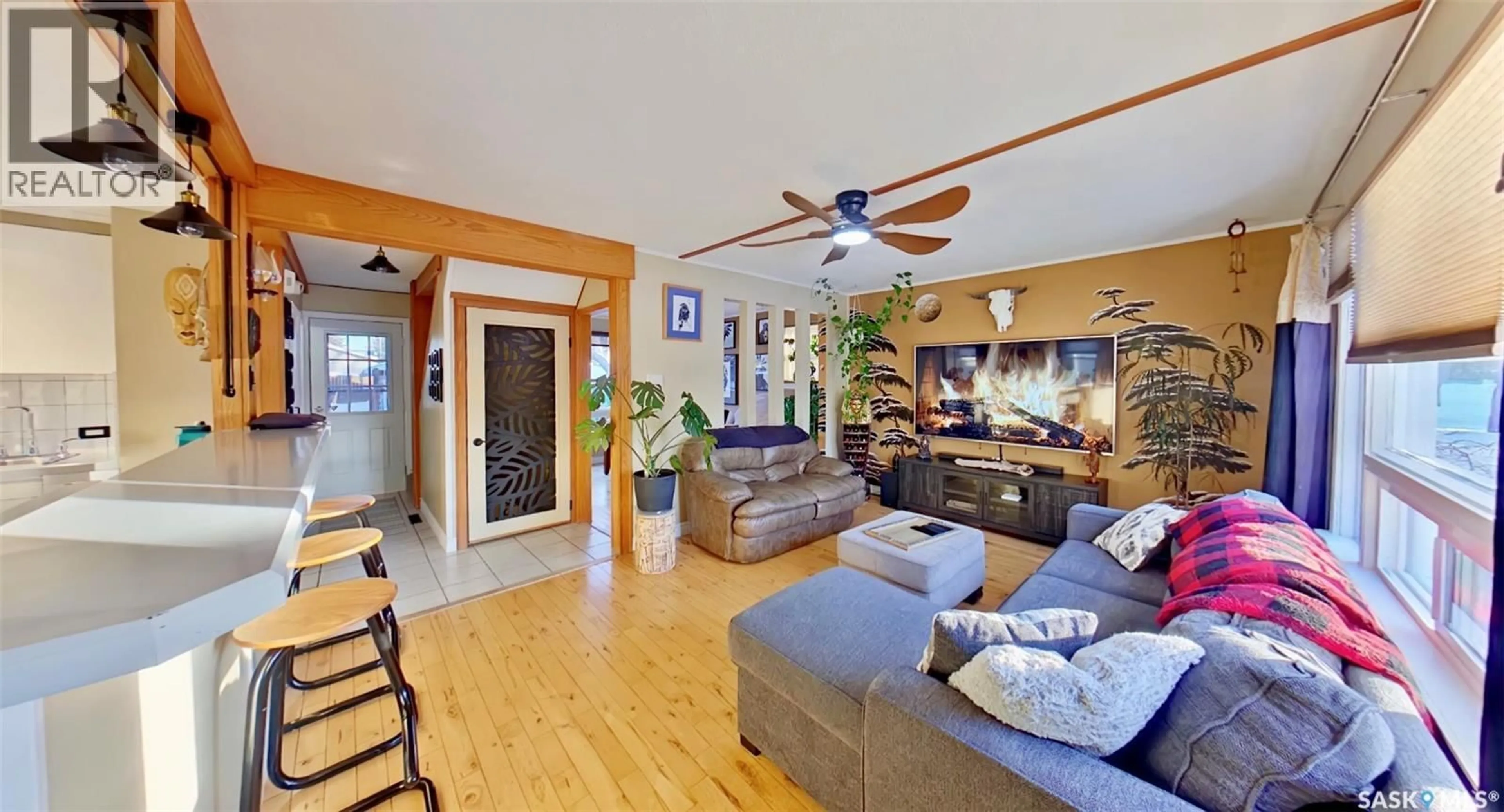 Living room with furniture, wood/laminate floor for 45 INGERSOLL CRESCENT, Regina Saskatchewan S4T5Z2