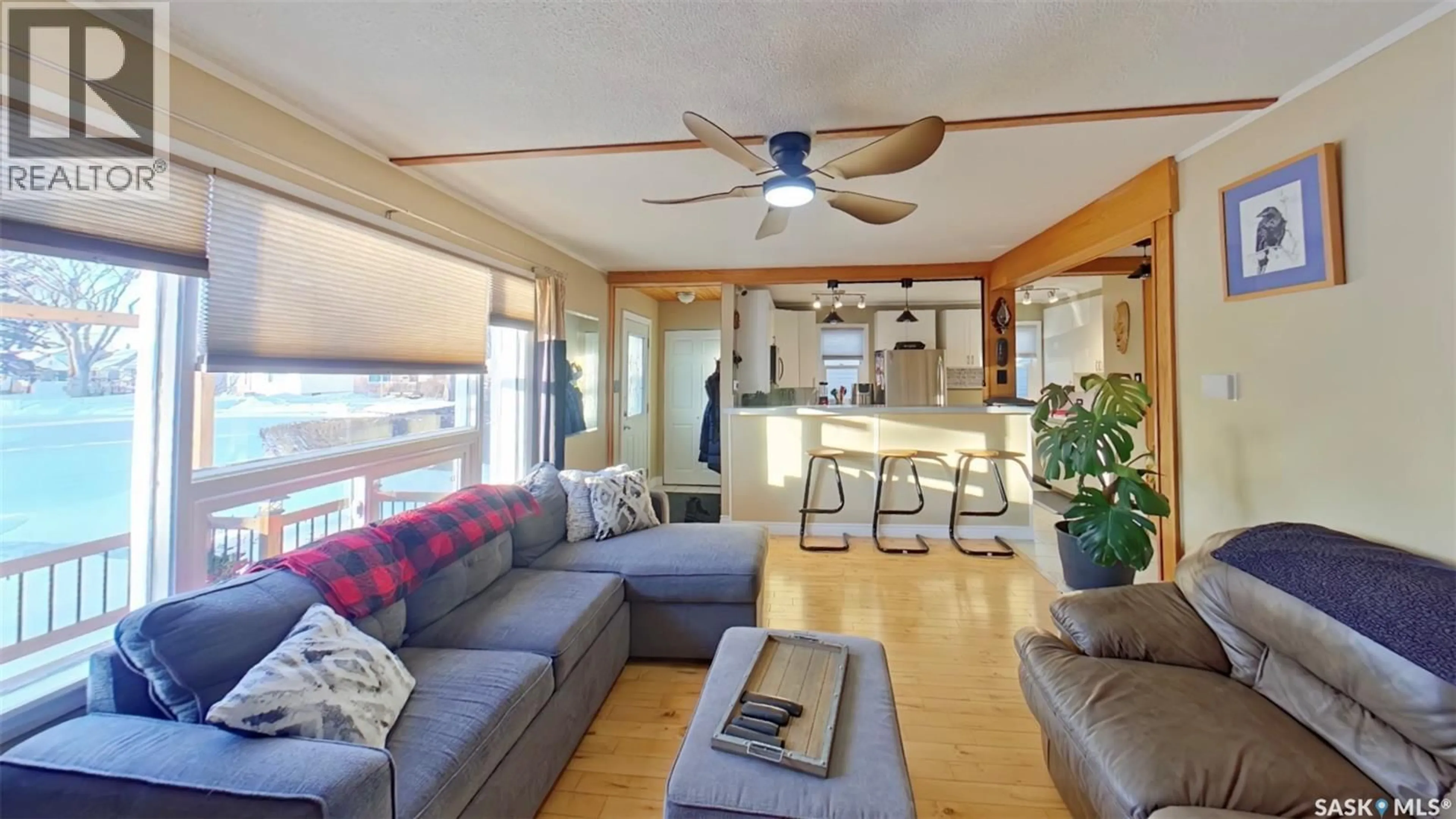 Living room with furniture, wood/laminate floor for 45 INGERSOLL CRESCENT, Regina Saskatchewan S4T5Z2