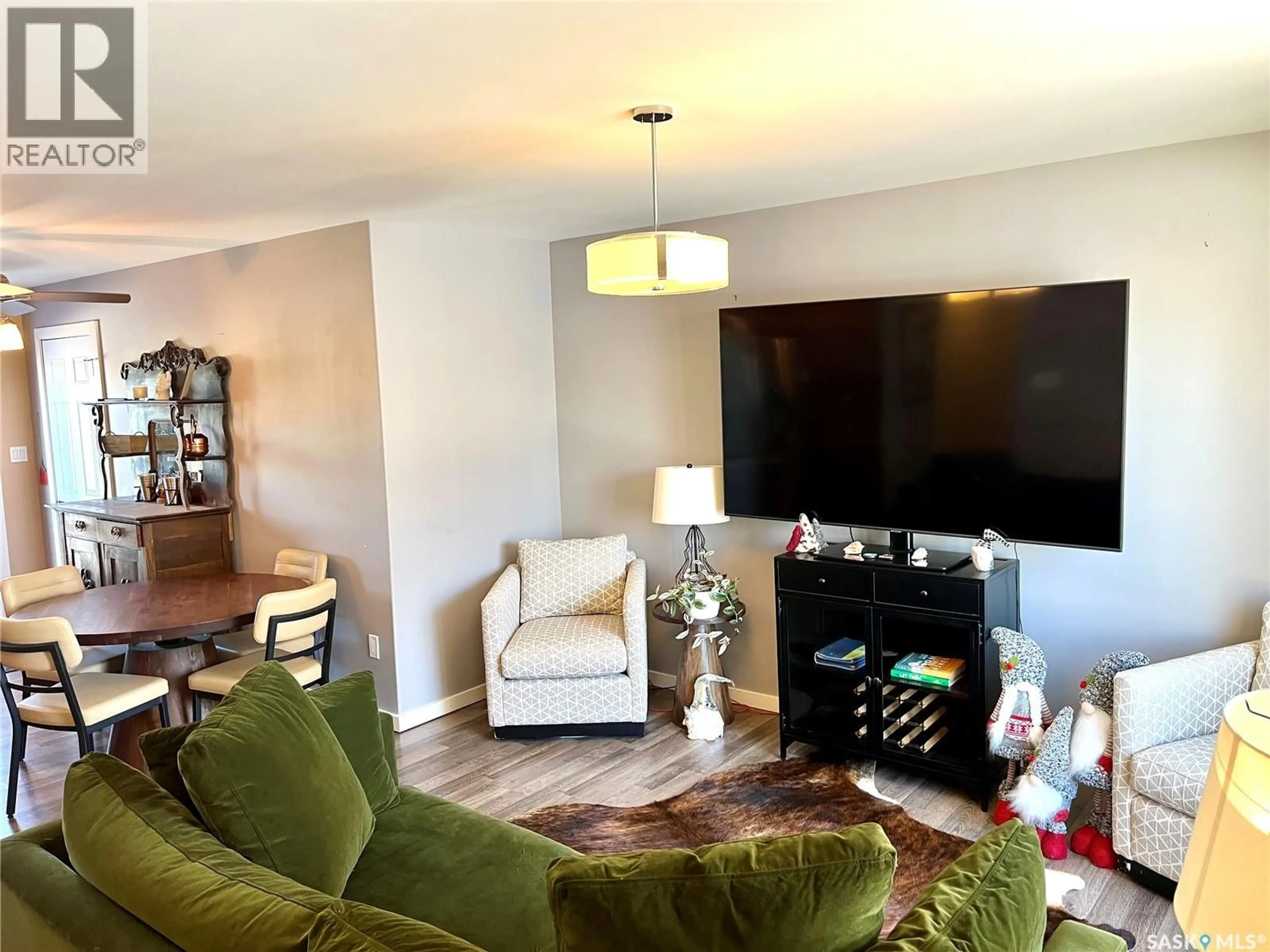 Living room with furniture, wood/laminate floor for 674 4TH AVENUE, Melville Saskatchewan S0A2P1