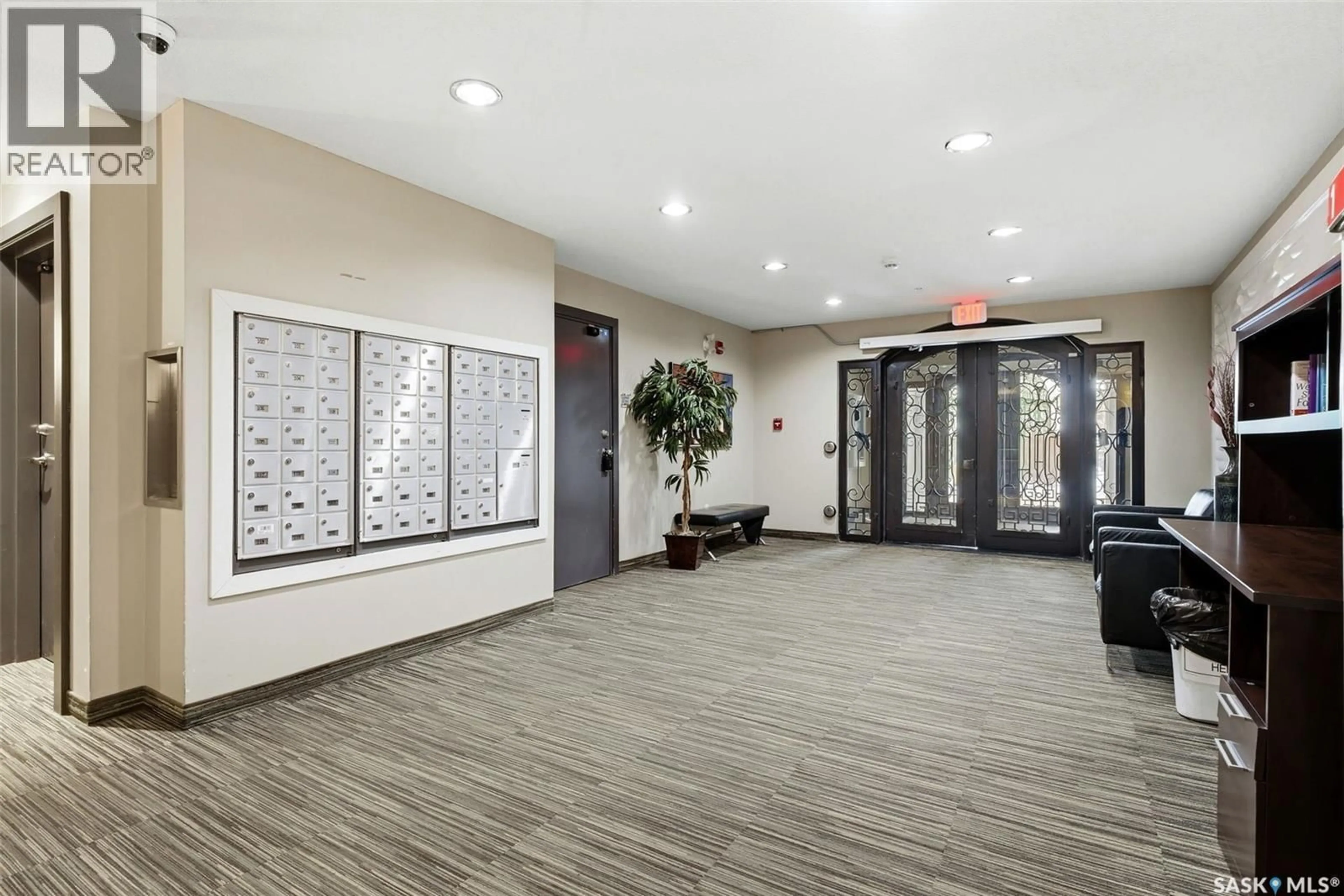 Indoor foyer for 307 - 1640 DAKOTA DRIVE, Regina Saskatchewan S4Z0A4