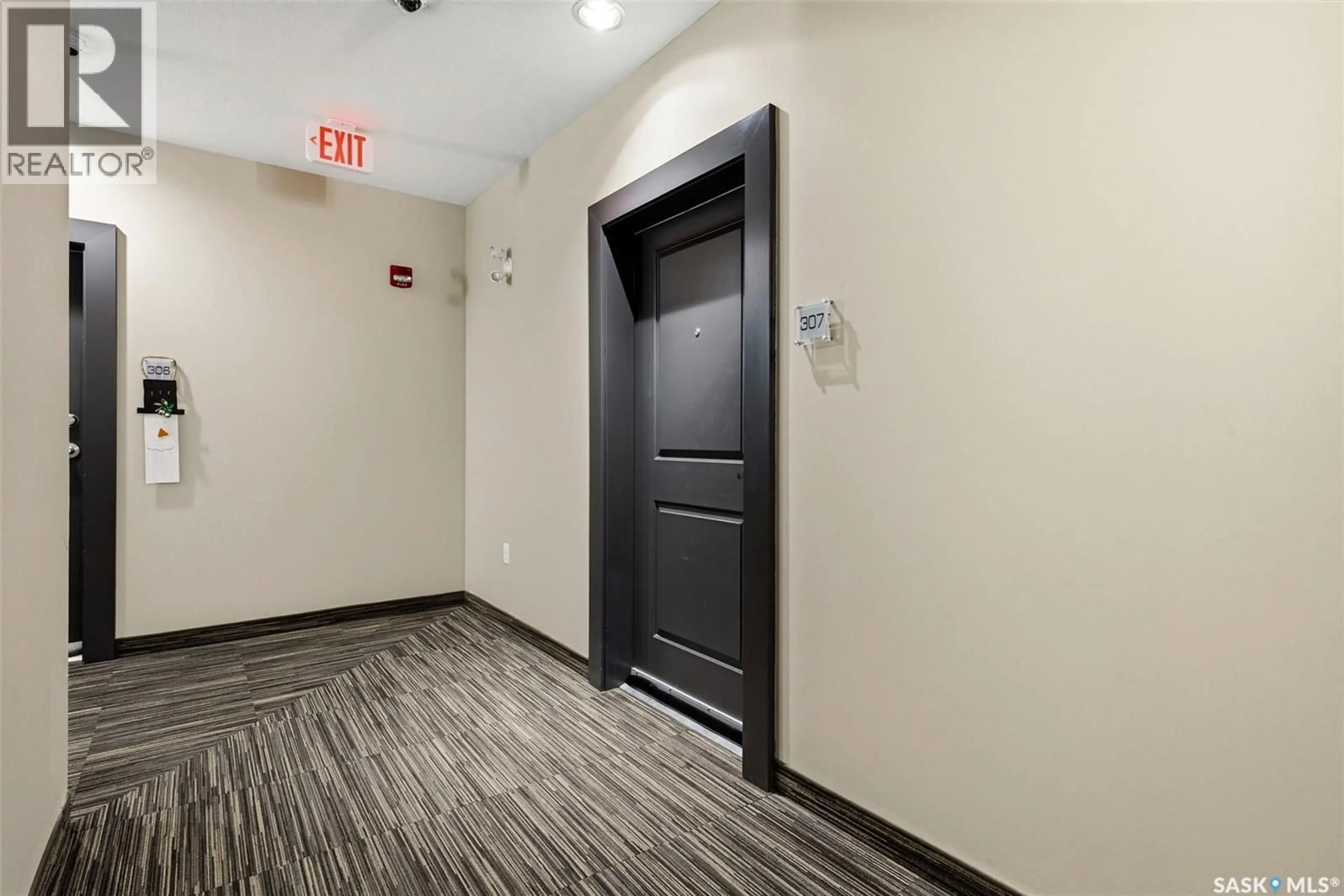 Indoor foyer for 307 - 1640 DAKOTA DRIVE, Regina Saskatchewan S4Z0A4