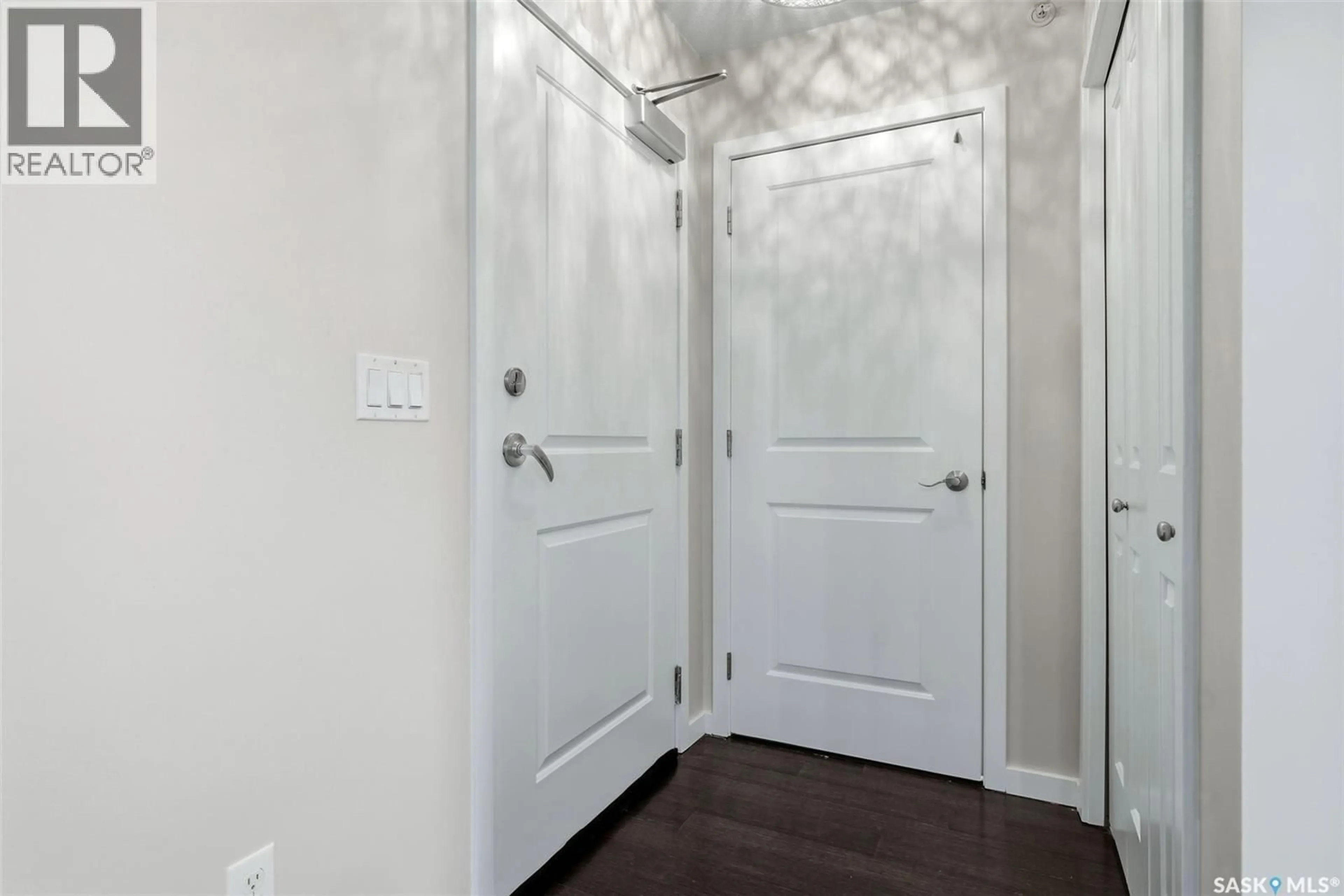 Indoor entryway for 307 - 1640 DAKOTA DRIVE, Regina Saskatchewan S4Z0A4