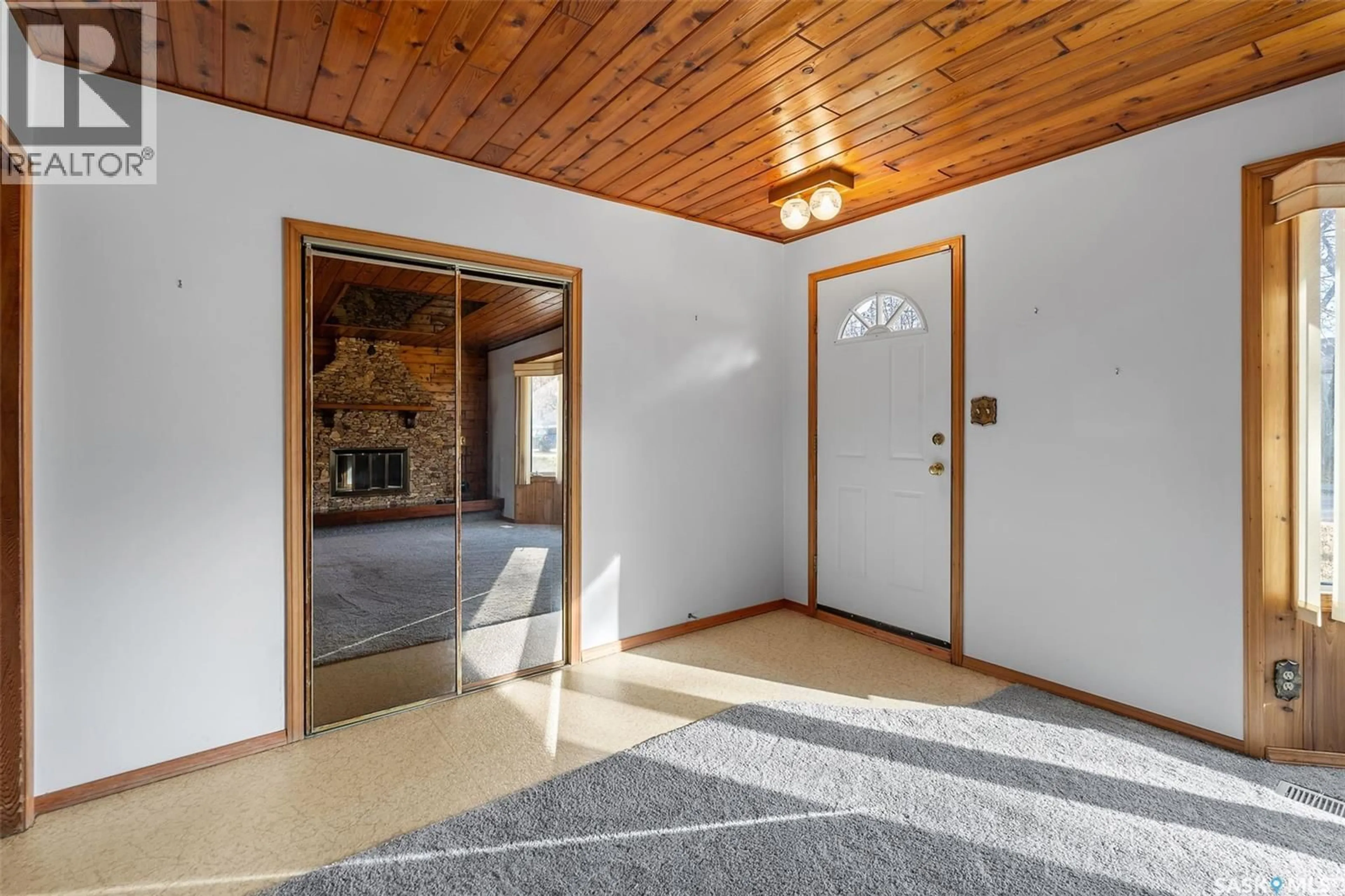 Indoor entryway for 1513 G AVENUE, Saskatoon Saskatchewan S7L2B1