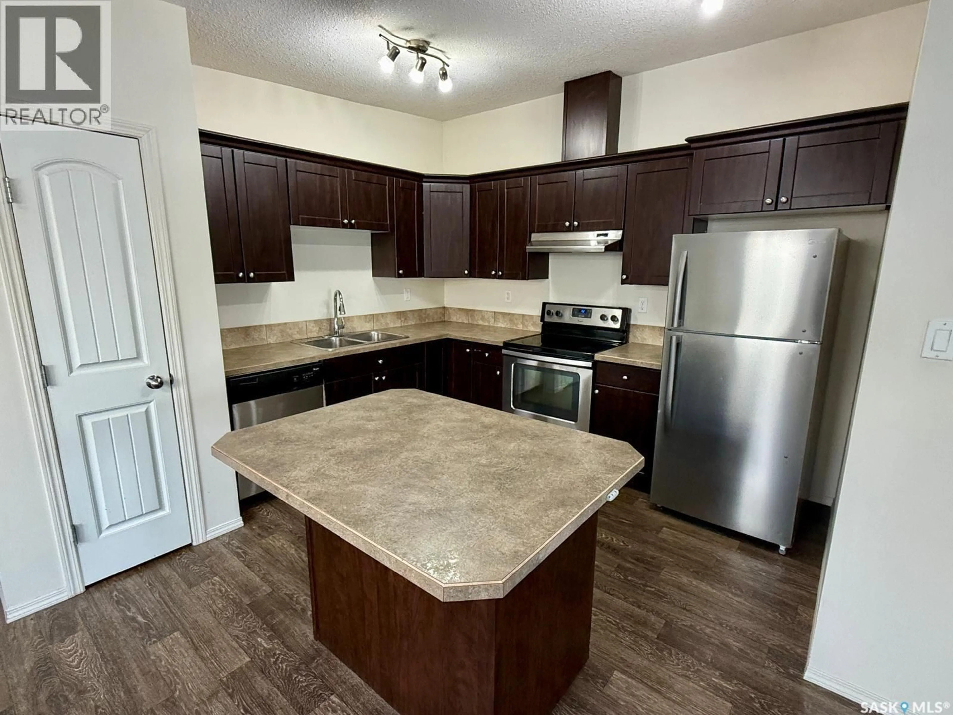 Standard kitchen, unknown for 181 CHATEAU CRESCENT, Pilot Butte Saskatchewan S0G3Z0