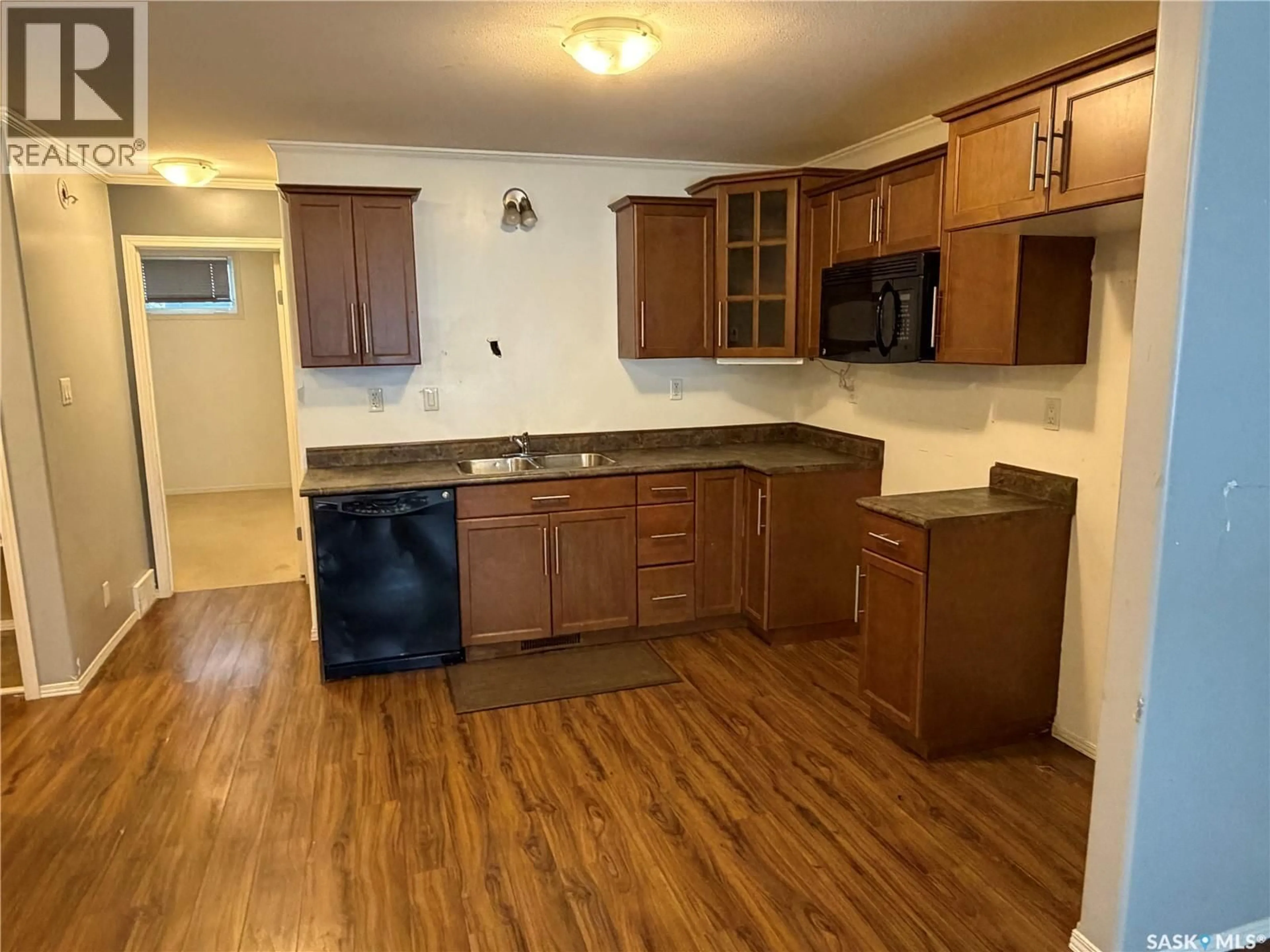 Standard kitchen, wood/laminate floor for 509 110 SHILLINGTON CRESCENT, Saskatoon Saskatchewan S7M3Z8