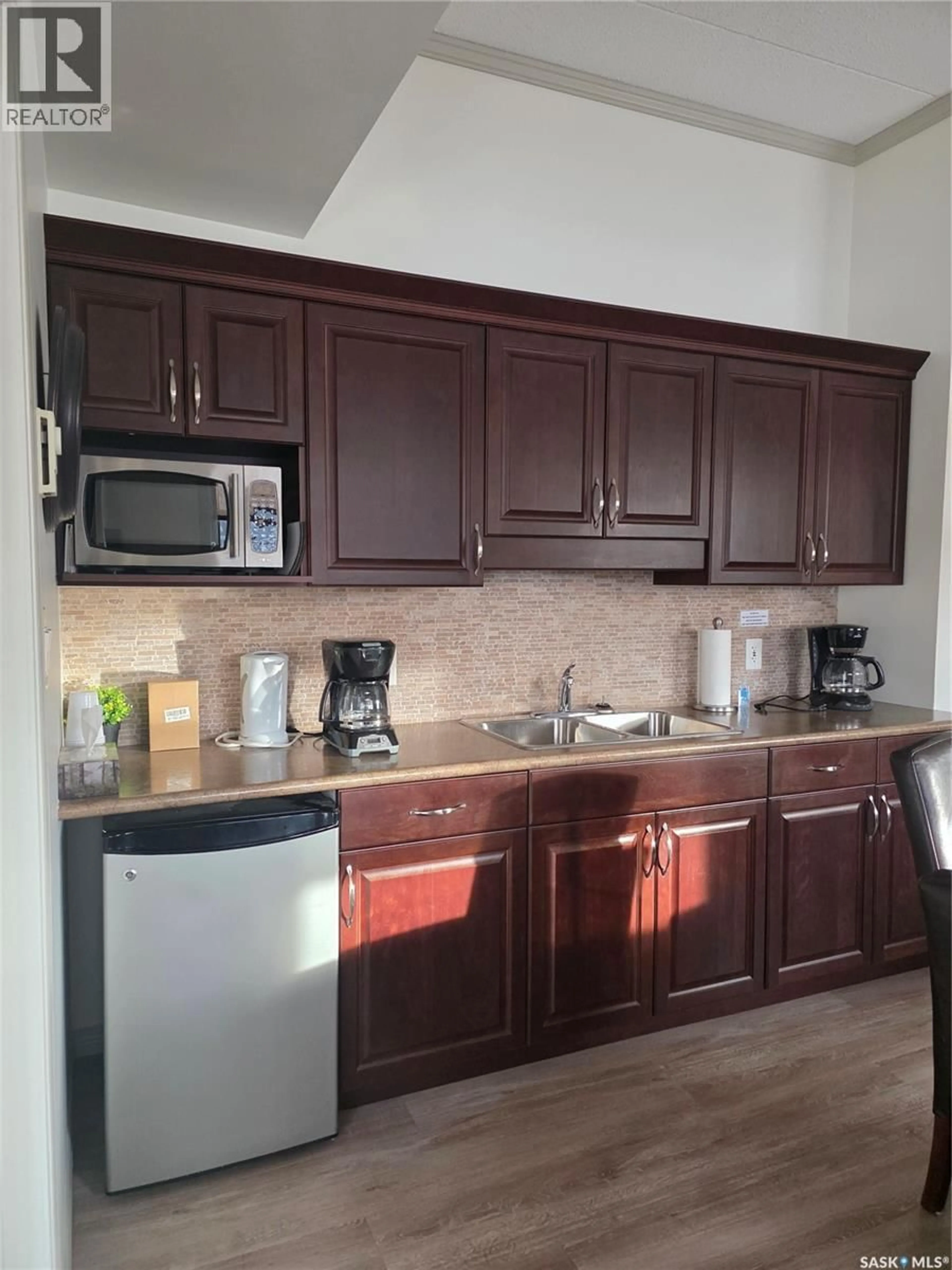 Standard kitchen, unknown for 205 - 701 HENRY STREET, Estevan Saskatchewan S4A2B7