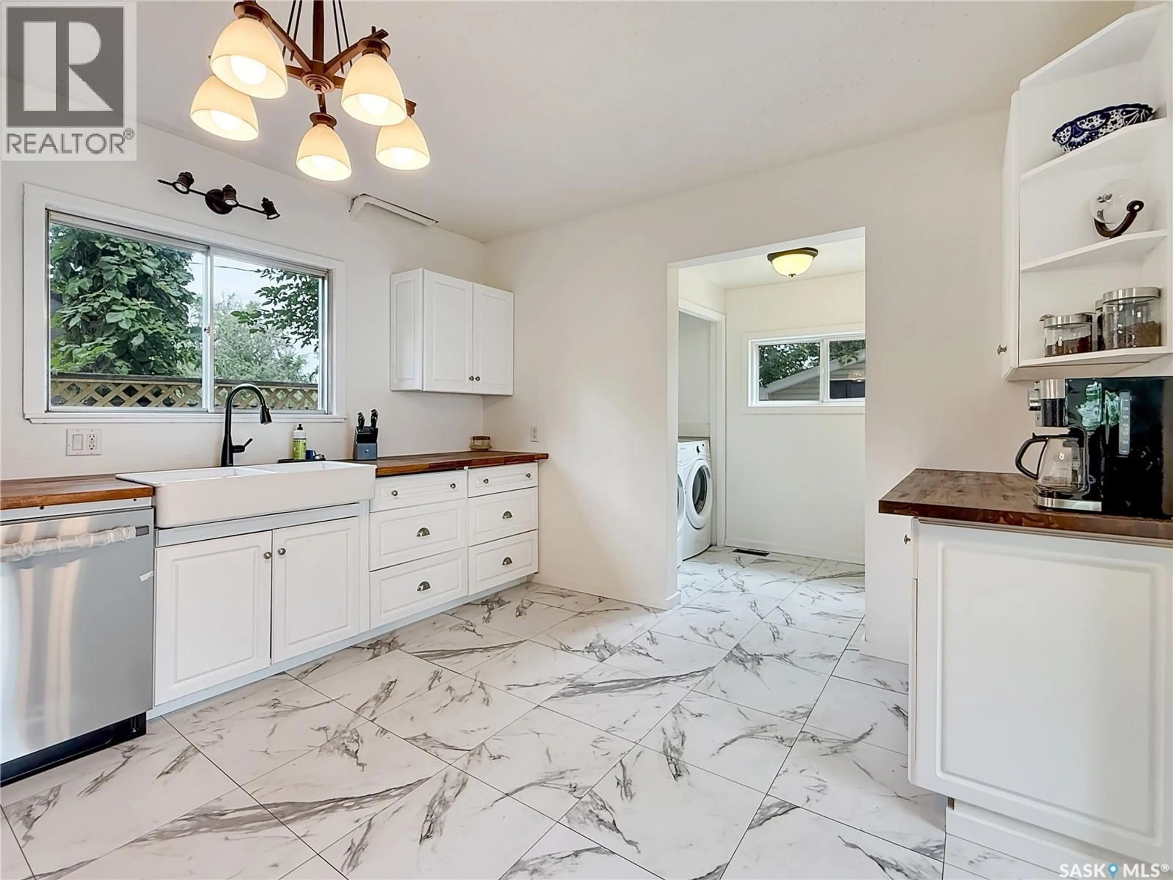 Open concept kitchen, ceramic/tile floor for 371 6TH AVENUE, Swift Current Saskatchewan S9H0X9