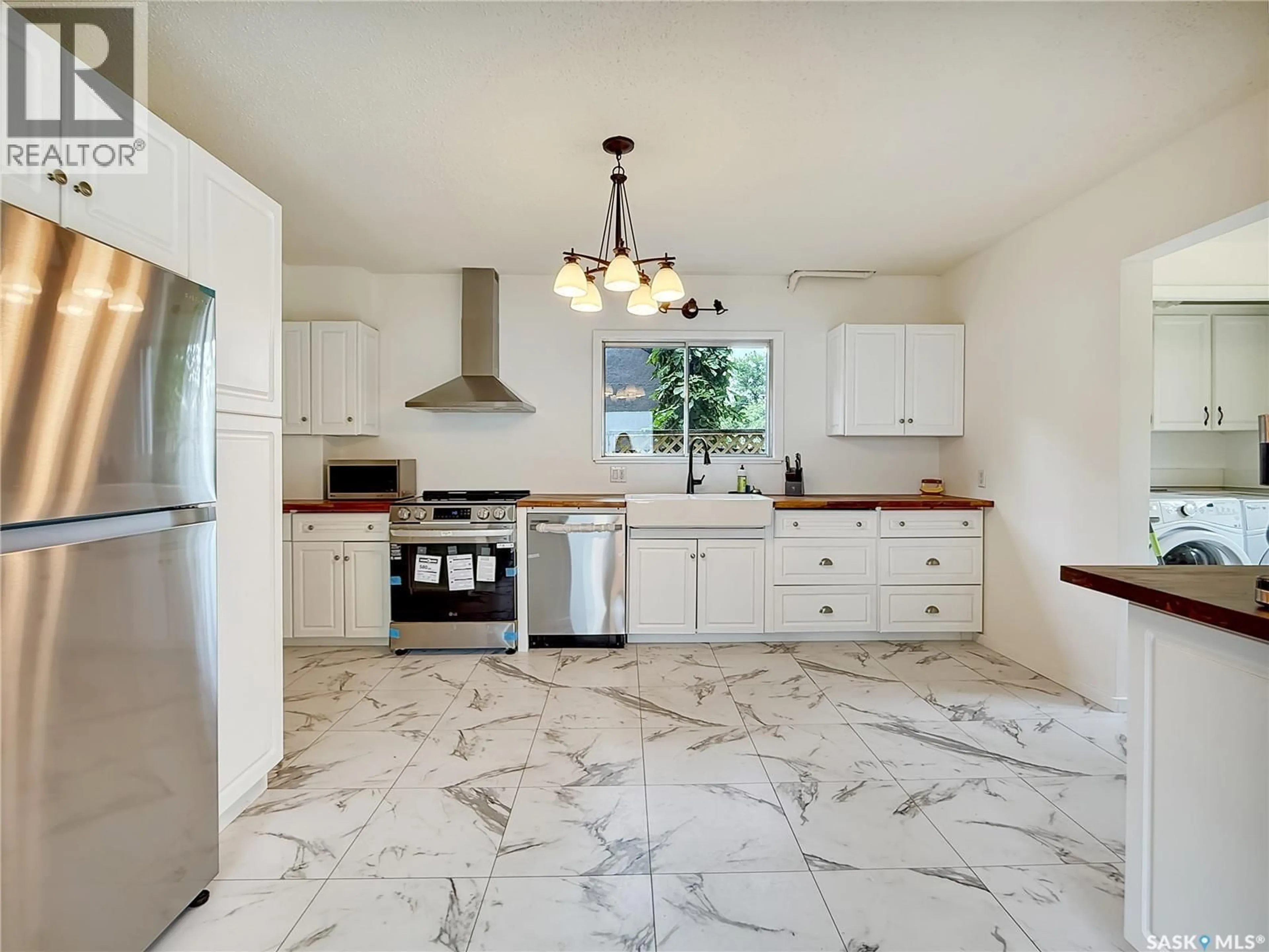 Open concept kitchen, ceramic/tile floor for 371 6TH AVENUE, Swift Current Saskatchewan S9H0X9