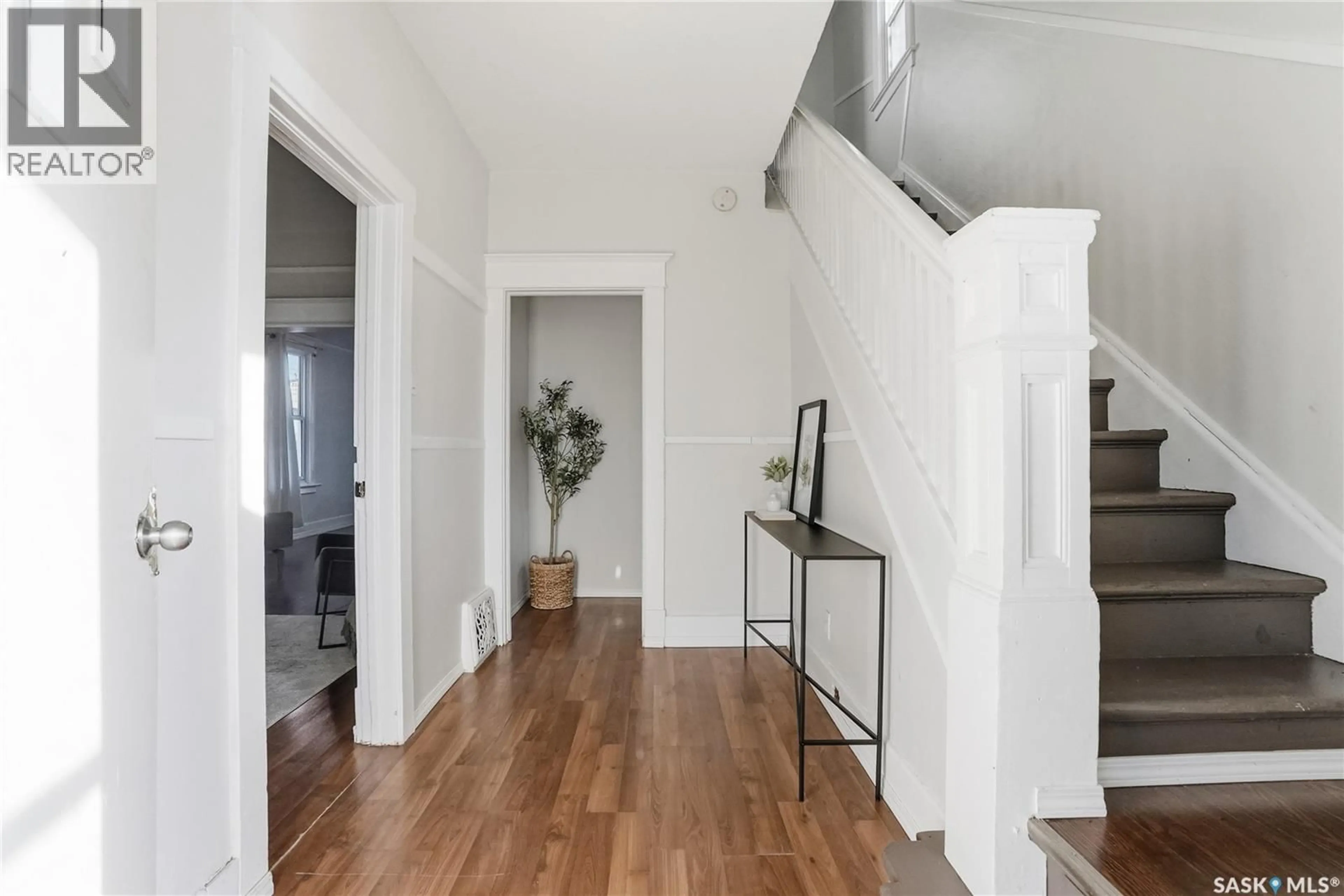 Indoor entryway for 320 D AVENUE, Saskatoon Saskatchewan S7M1R1