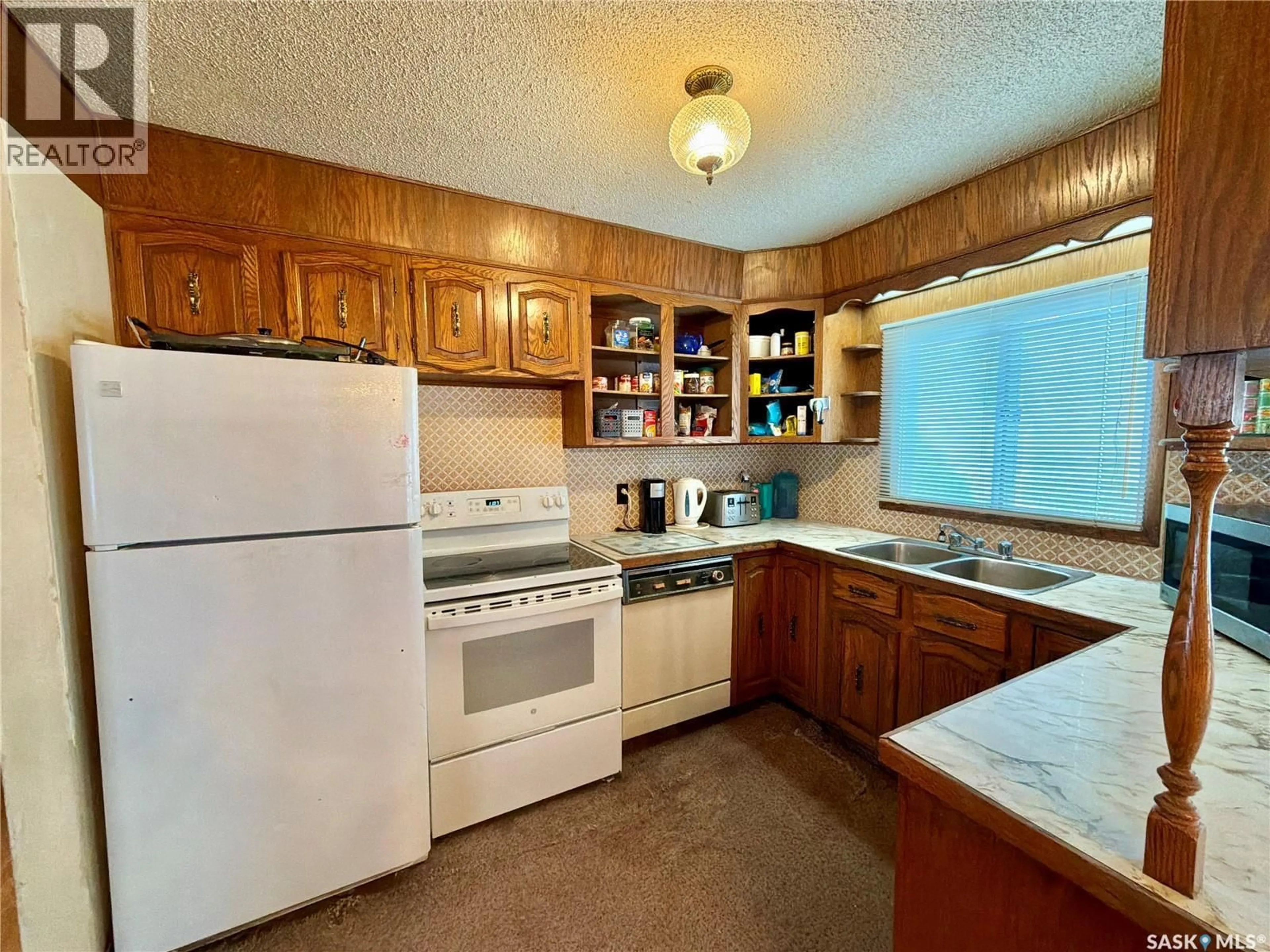 Standard kitchen, unknown for 639 MCINTOSH STREET, Regina Saskatchewan S4T5B3