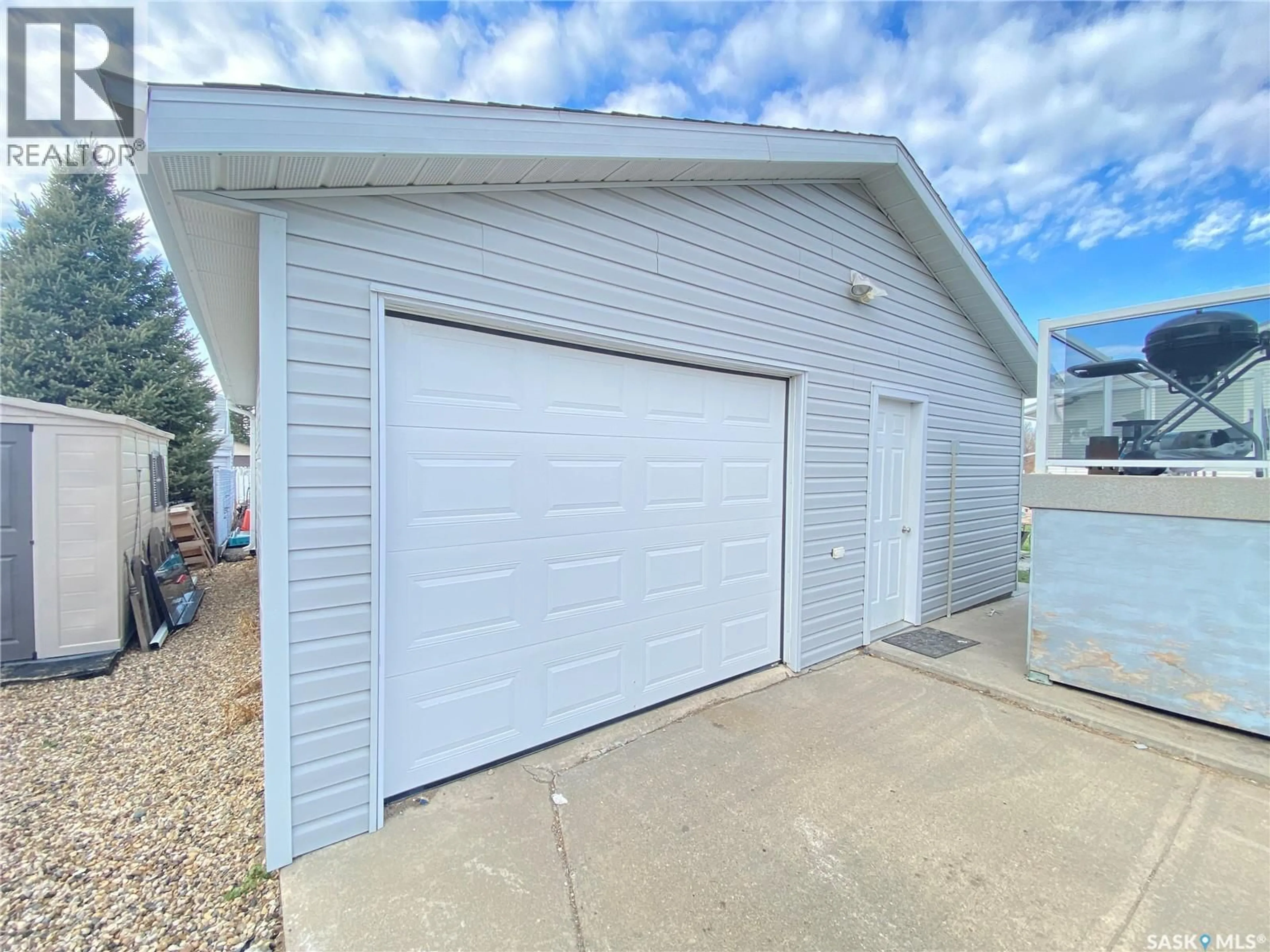 Indoor garage for 11 HARRIGAN CRESCENT, Maple Creek Saskatchewan S0N1N0