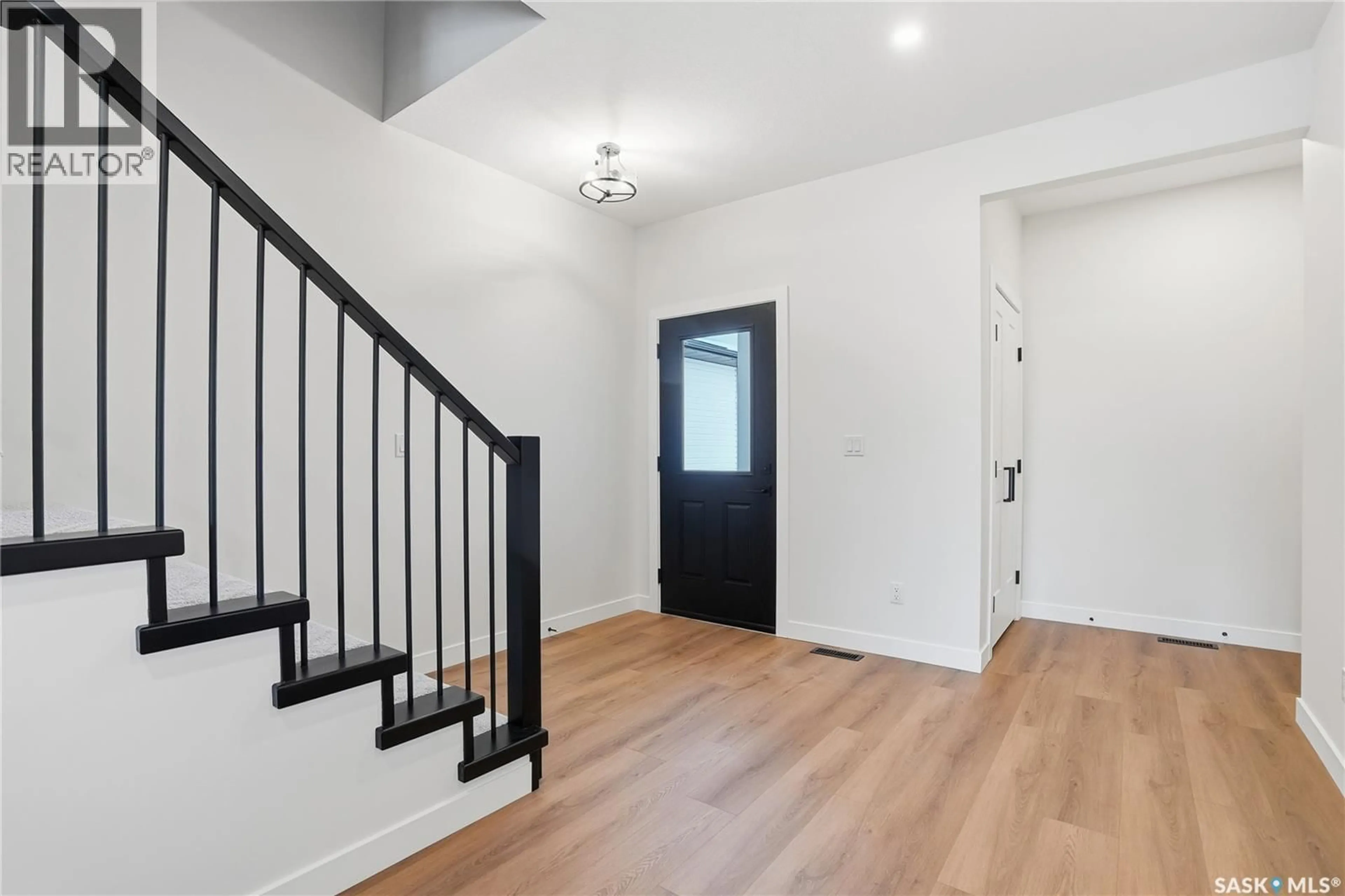 Indoor entryway for 190 DORAN WAY, Saskatoon Saskatchewan S7V0Z7