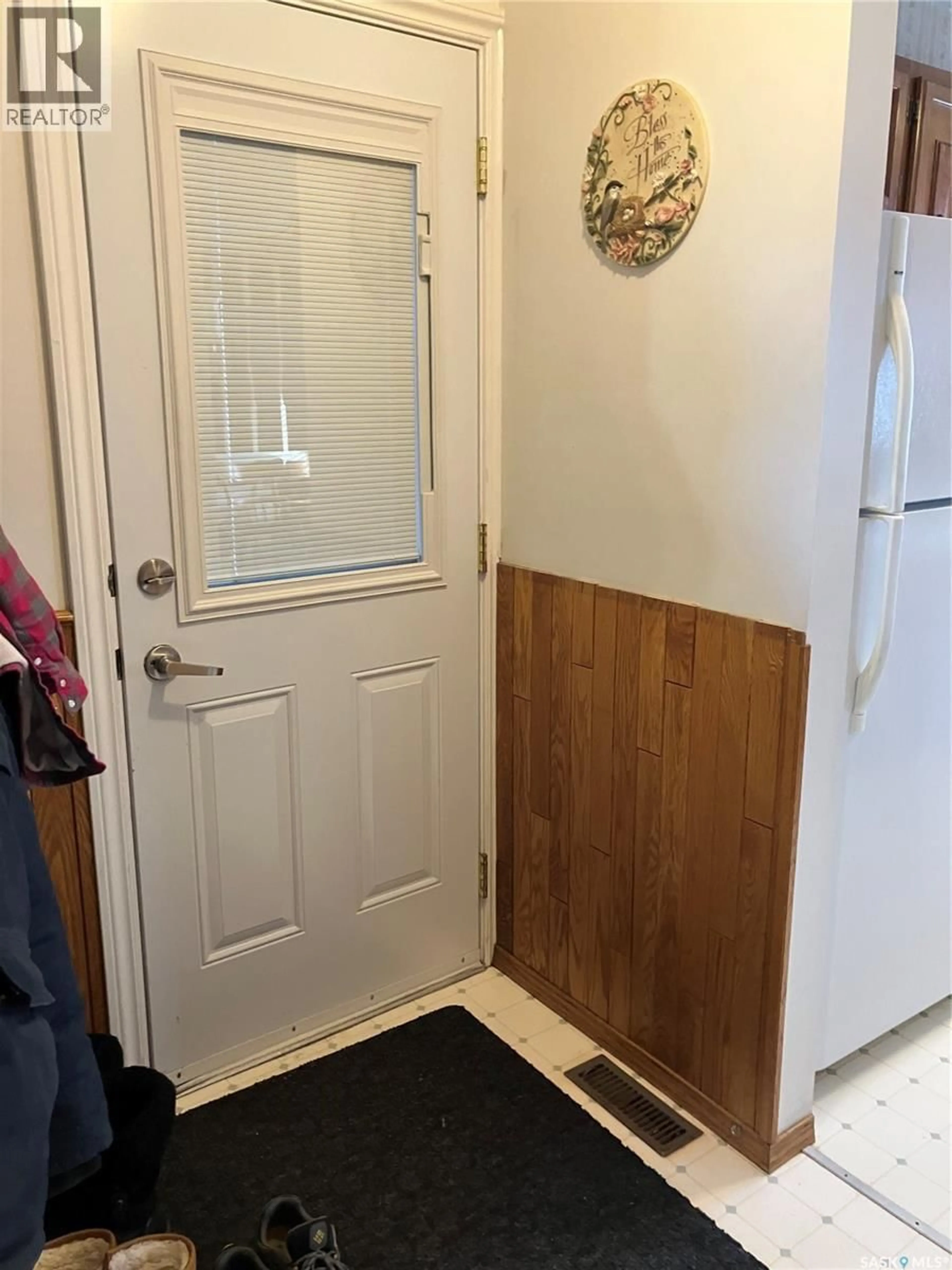 Indoor entryway for 402 3RD STREET, Ituna Saskatchewan S0A1N0