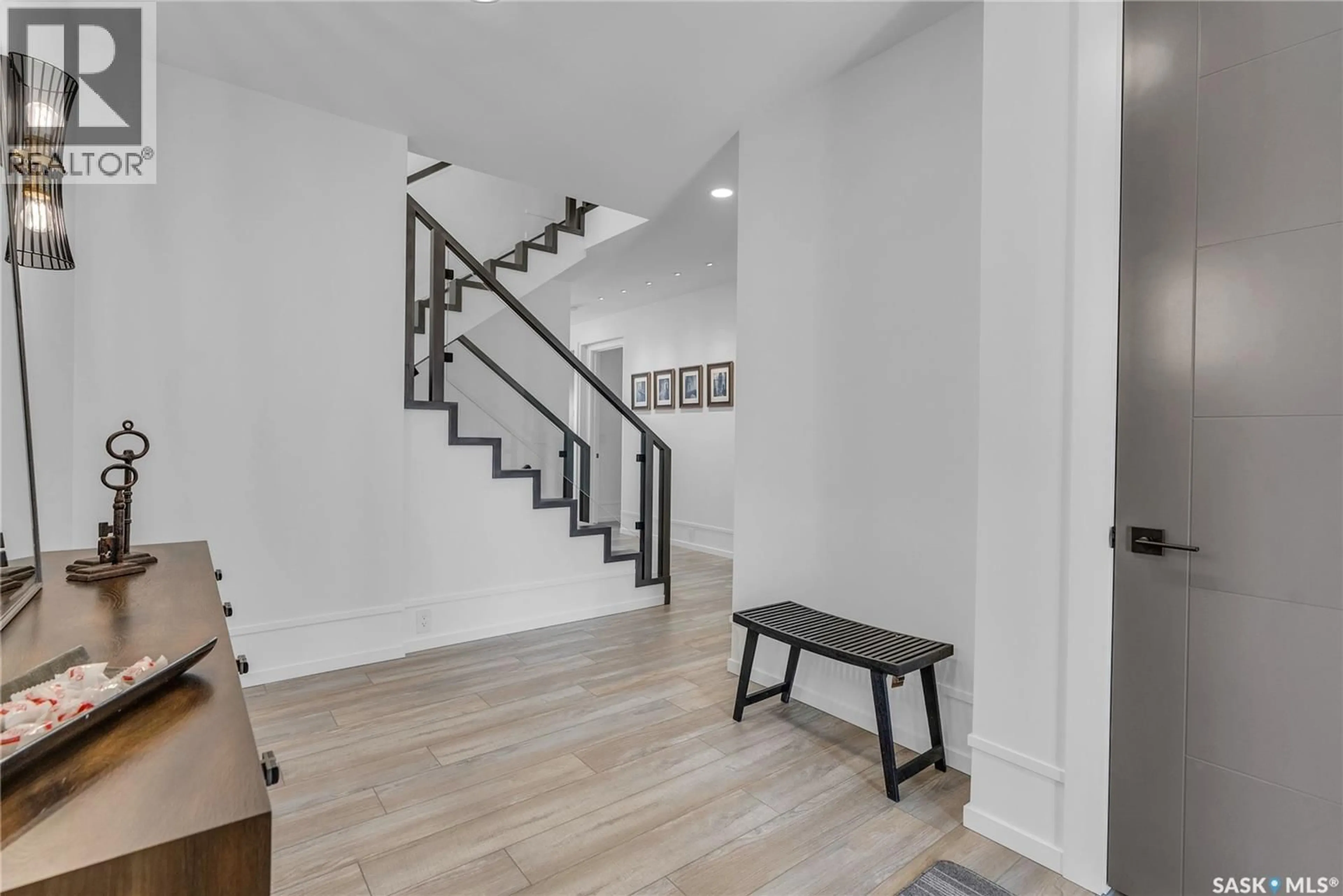 Indoor entryway for 428 WOOLF BEND, Saskatoon Saskatchewan S7W1E5