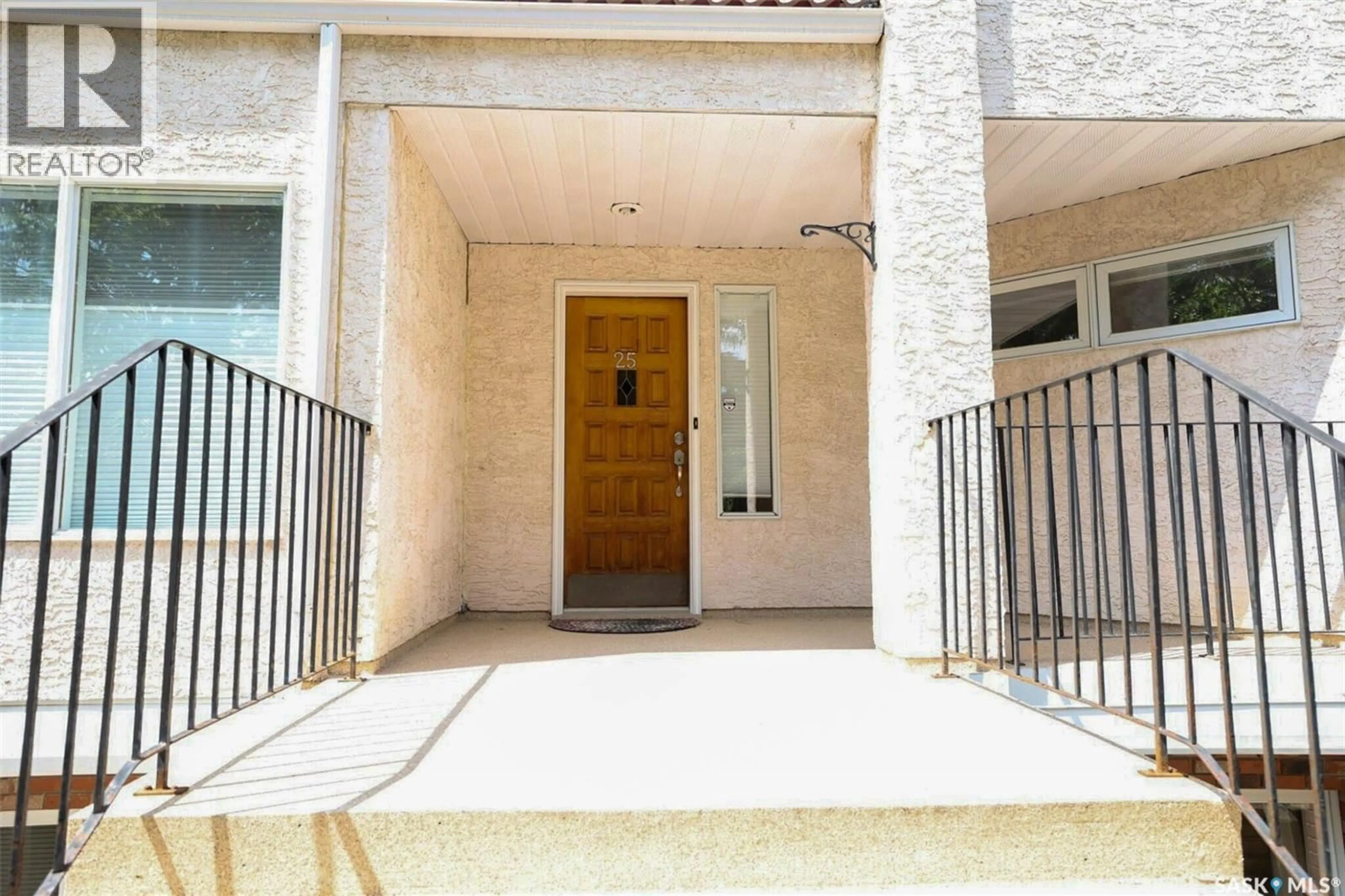 Indoor entryway for 25 2338 ASSINIBOINE AVENUE E, Regina Saskatchewan S4V2G2