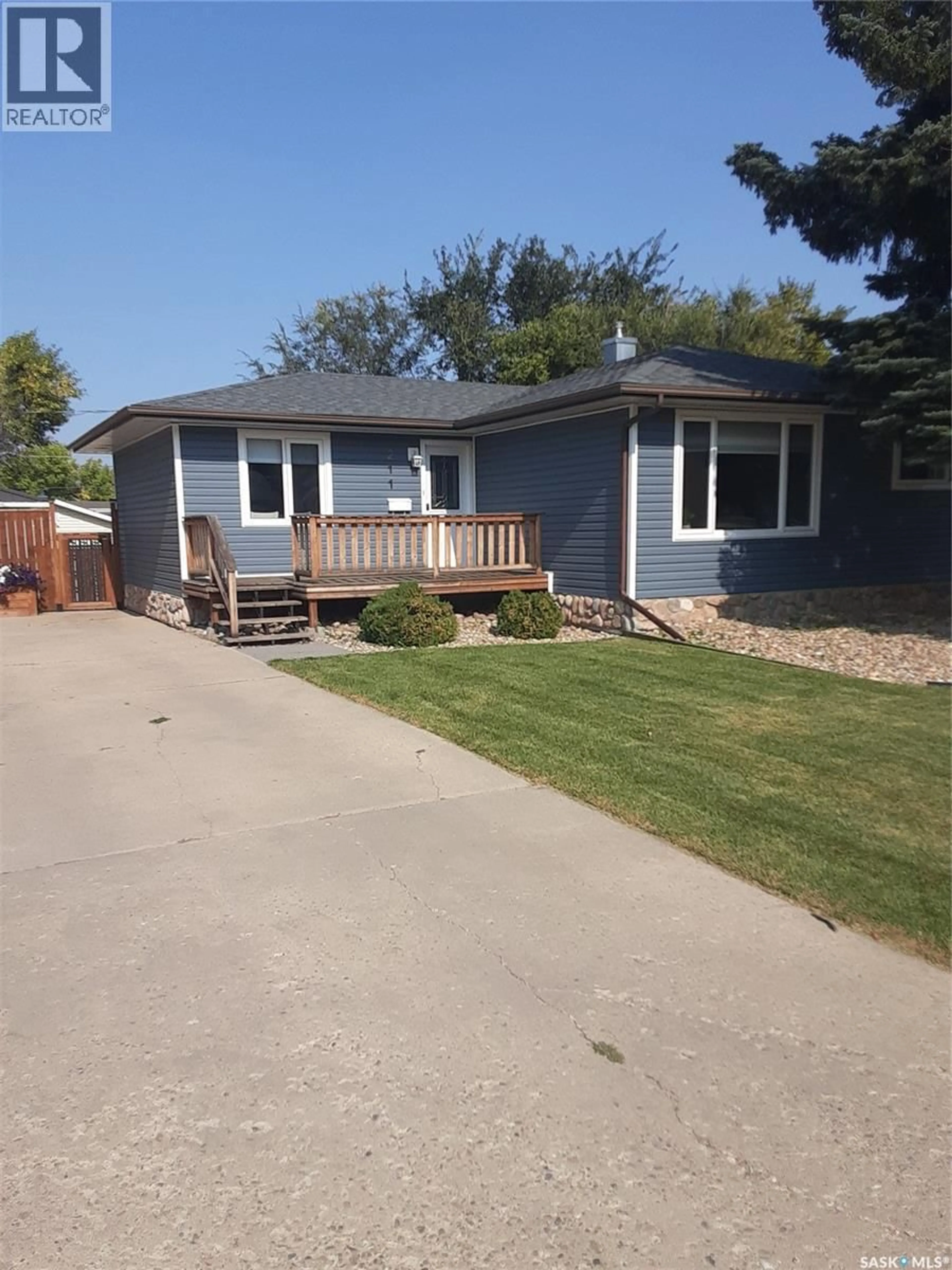 Home with vinyl exterior material, street for 211 ALLEN DRIVE, Swift Current Saskatchewan S9H3A4