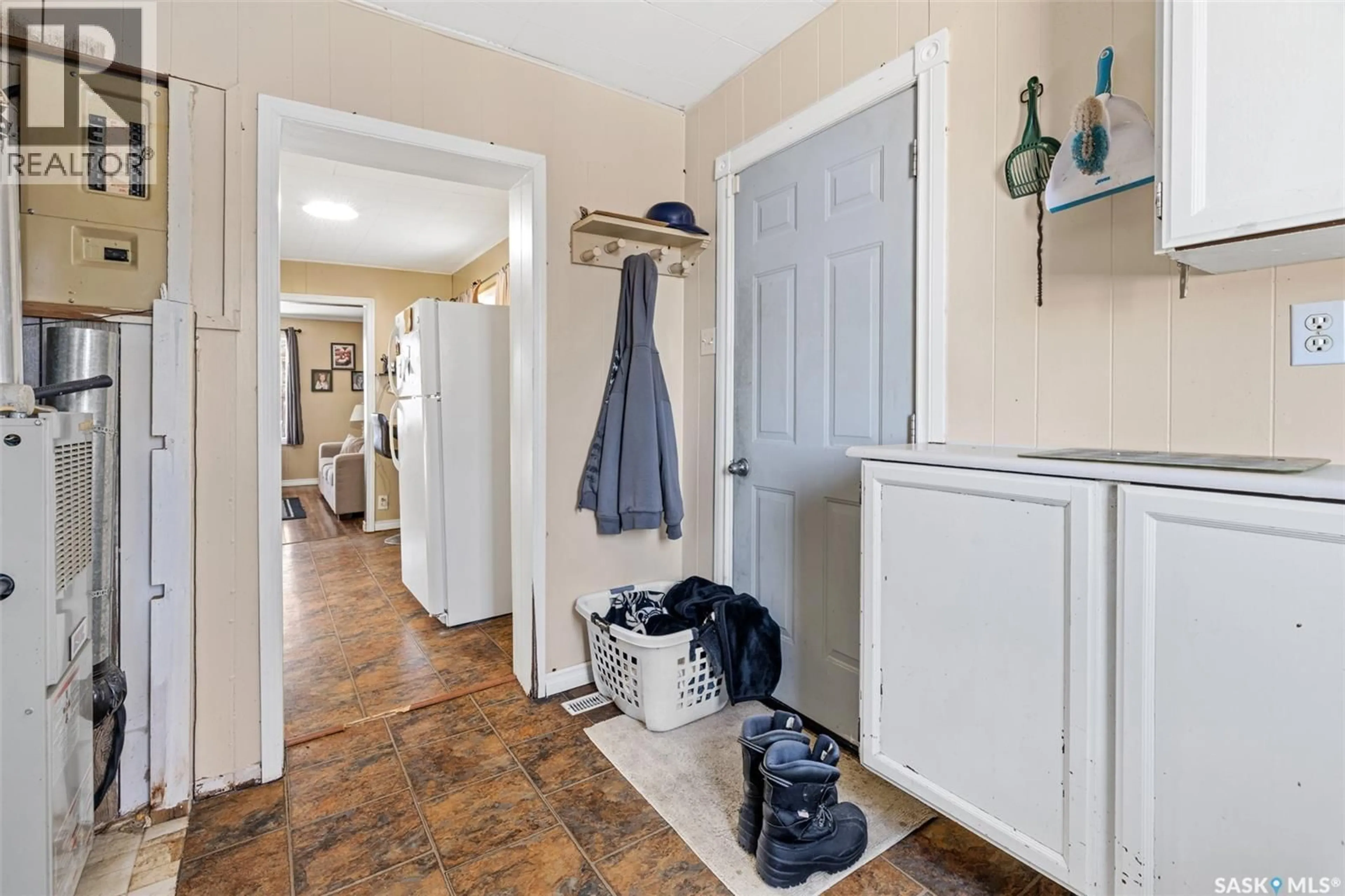 Indoor entryway for 618 MCTAVISH STREET, Regina Saskatchewan S4T3T5