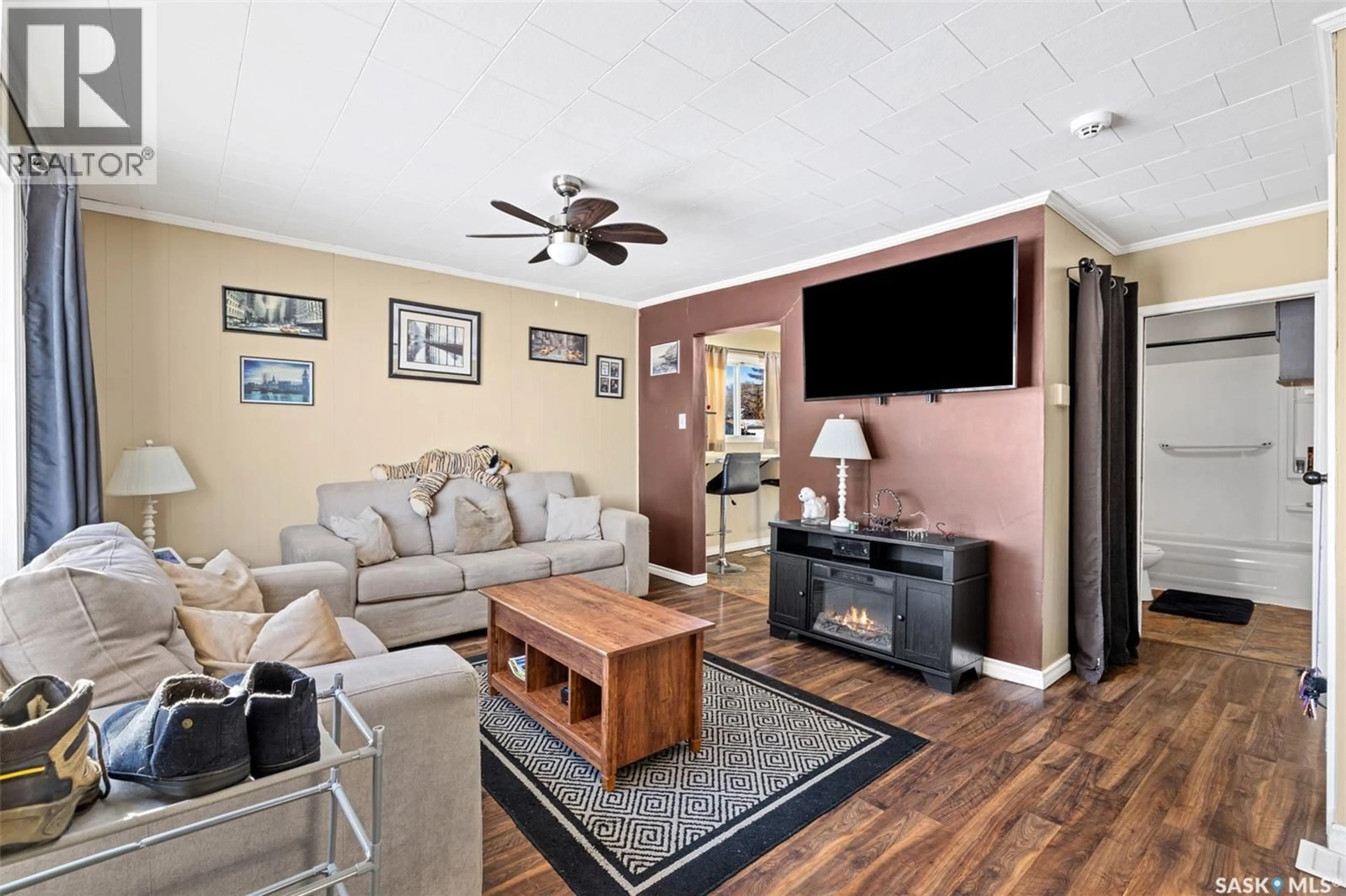 Living room with furniture, unknown for 618 MCTAVISH STREET, Regina Saskatchewan S4T3T5