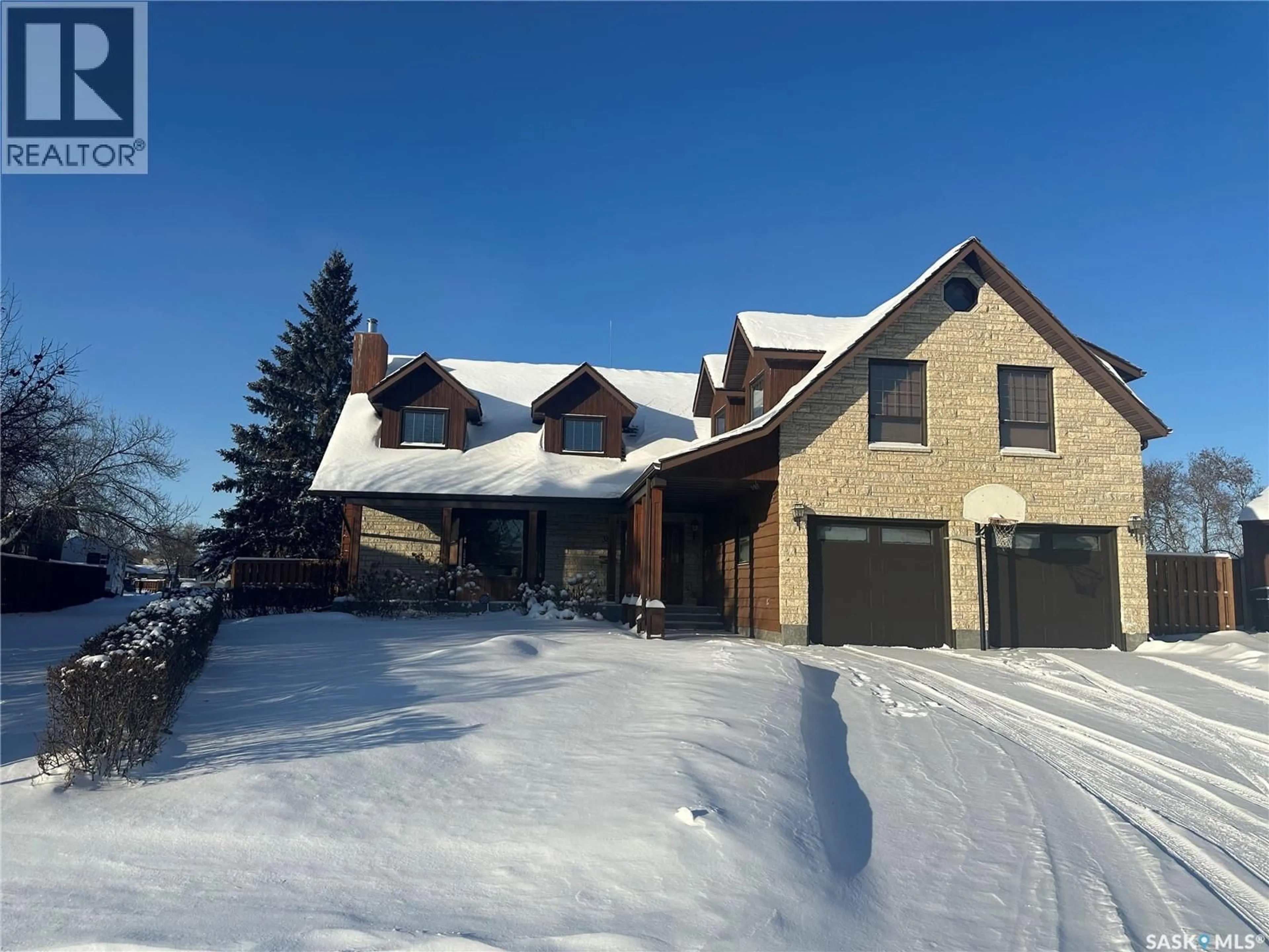 A pic from outside/outdoor area/front of a property/back of a property/a pic from drone, street for 38 SUNSET DRIVE, Yorkton Saskatchewan S3N3K9
