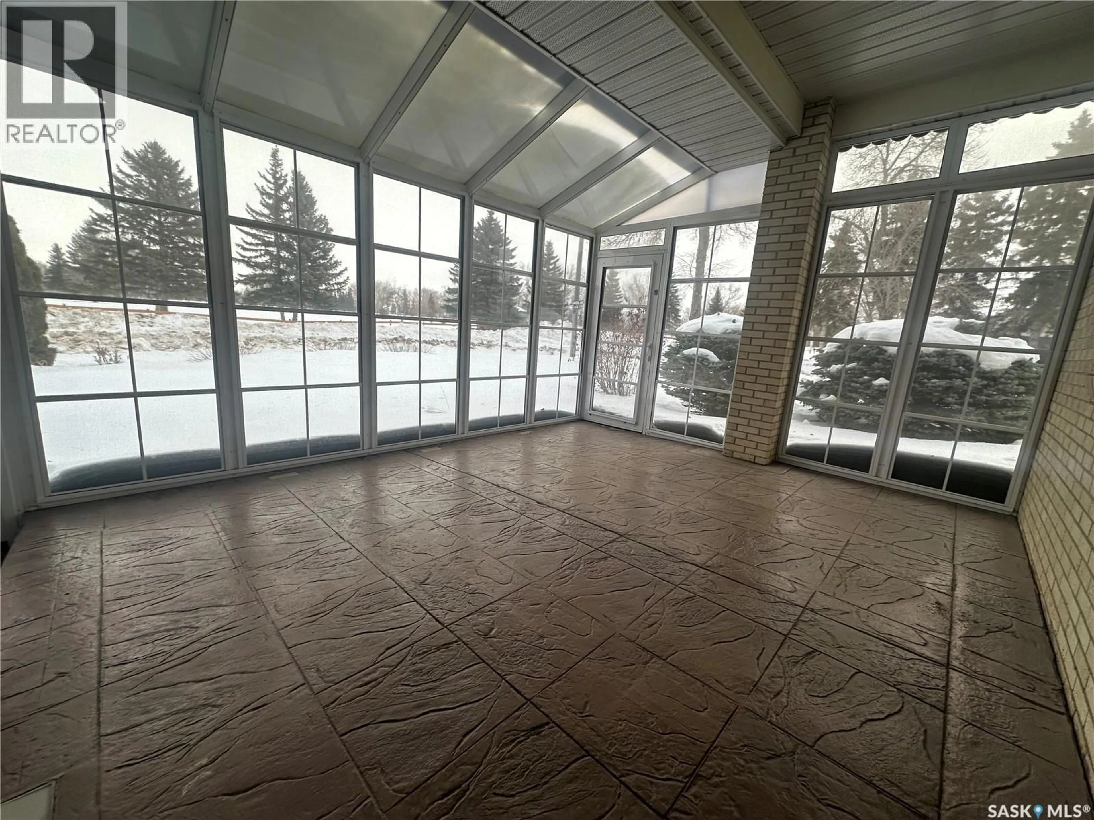 Indoor foyer for 340 CANORA AVENUE, Canora Saskatchewan S0A0L0