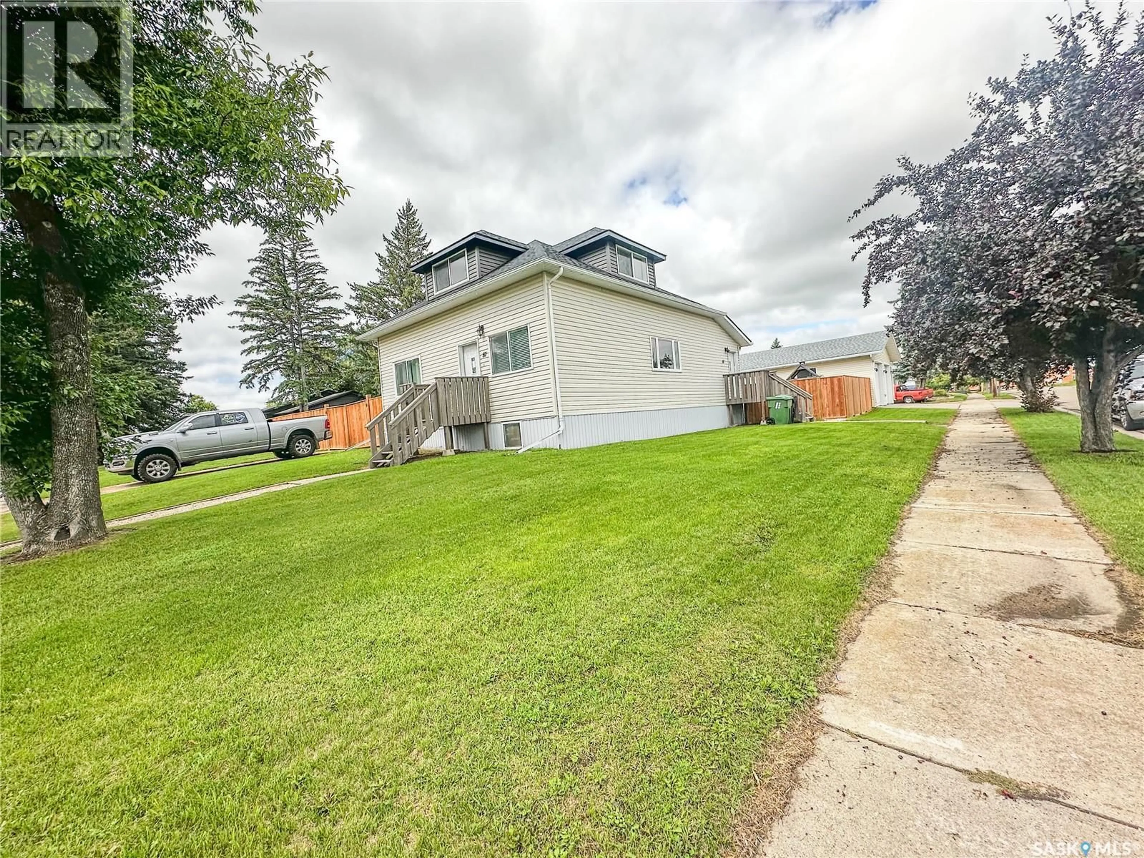 A pic from outside/outdoor area/front of a property/back of a property/a pic from drone, street for 87 COLLACOTT STREET, Yorkton Saskatchewan S3N0A1