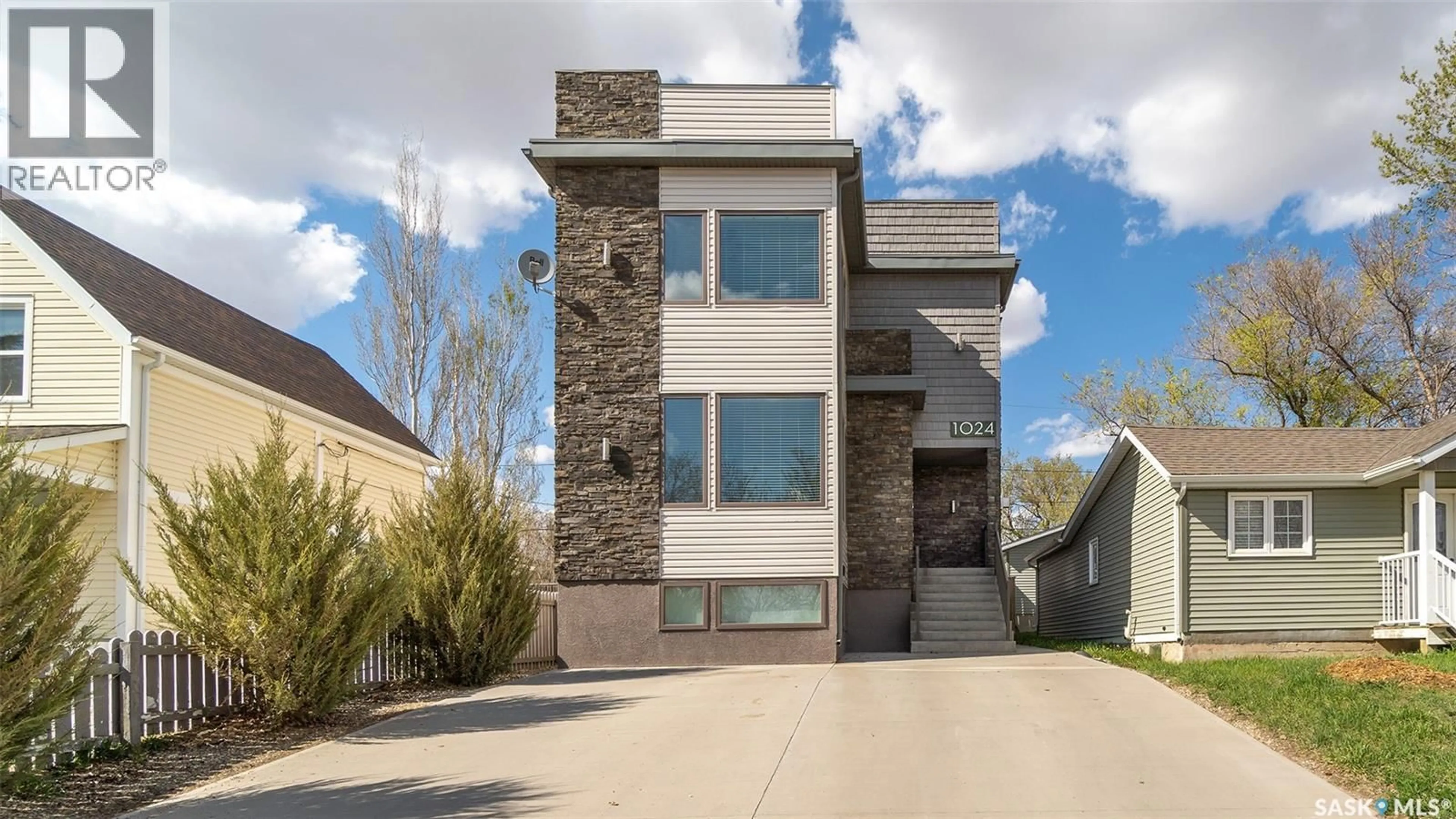 Home with brick exterior material, street for 1024 HOCHELAGA STREET, Moose Jaw Saskatchewan S6H2H9